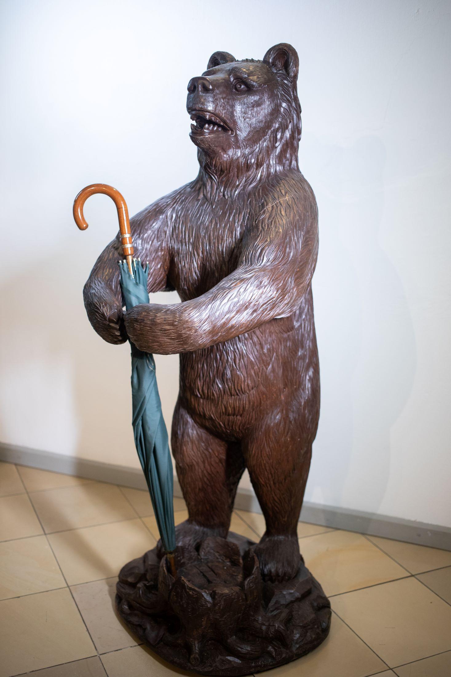Cet impressionnant support d'ours grandeur nature provient de la région traditionnelle de sculpture sur bois de Brienz, dans l'Oberland bernois. Depuis le XIXe siècle, la région est connue pour ses figurines animales finement travaillées. La