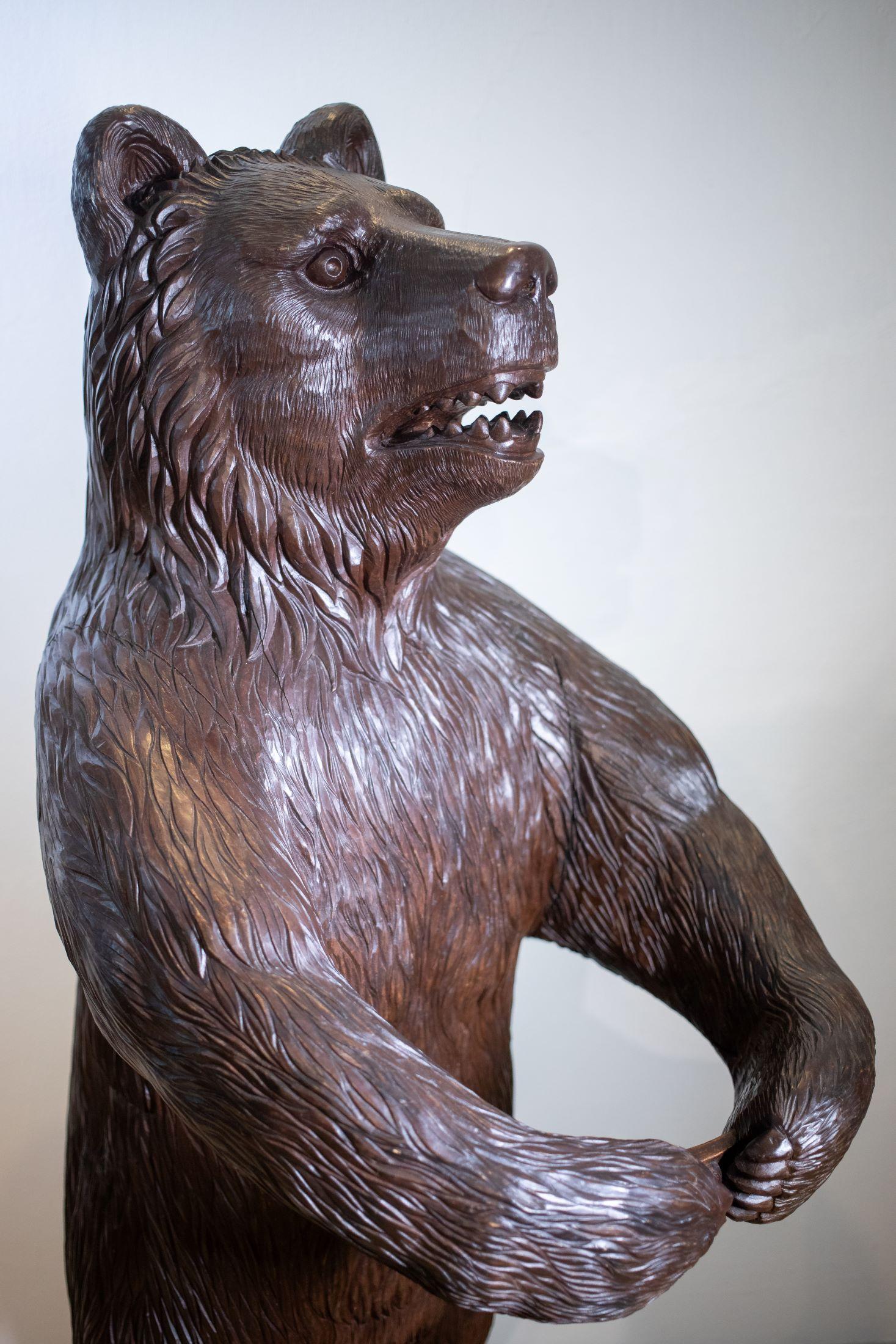 Sculpté à la main Début du 20ème siècle Sculpture sur pied d'ours Suisse Brienz sculpté Bernois en vente