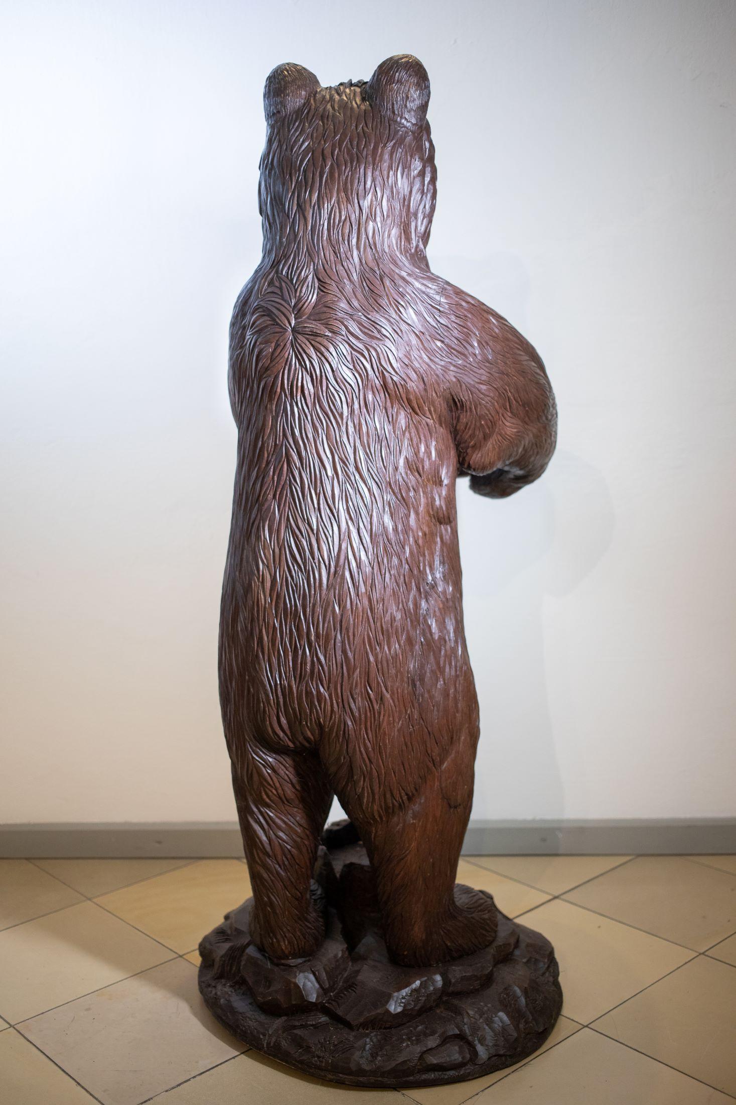 Début du 20ème siècle Sculpture sur pied d'ours Suisse Brienz sculpté Bernois Bon état - En vente à Epfach, DE