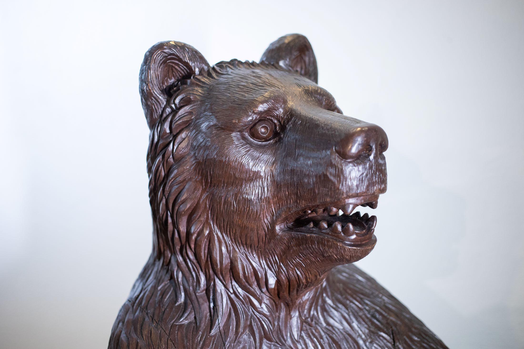 20ième siècle Début du 20ème siècle Sculpture sur pied d'ours Suisse Brienz sculpté Bernois en vente