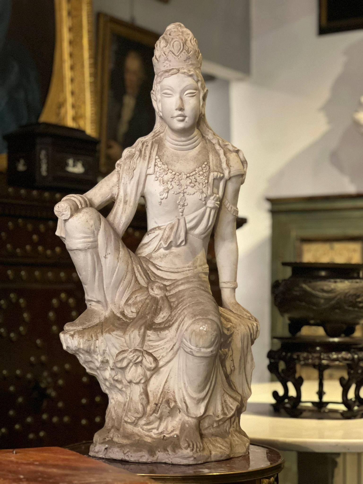 Schöne weiße Terrakotta-Skulptur, die eine orientalische Göttin darstellt. Äußerst raffinierte Draperien, Gewänder und Kopfbedeckungen, Toskana, Anfang 20. Jahrhundert.

- Die Hand der Skulptur muss neu geklebt werden.
