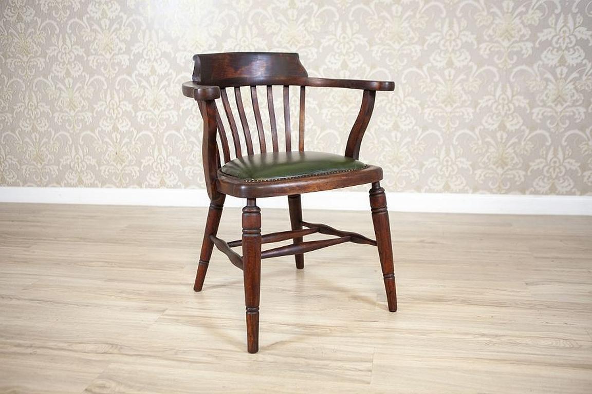 Early-20th century beech desk chair with leather seat.

We present you a wooden desk armchair circa before 1939 with the seat upholstered with leather.
This piece of furniture is of a straight form, with a backrest with vertical slats and