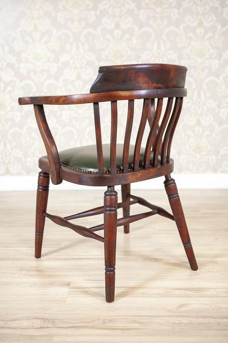 Chaise de bureau en hêtre du début du 20e siècle avec assise en cuir.

Nous vous présentons un fauteuil de bureau en bois datant d'avant 1939 dont l'assise est recouverte de cuir.
Ce meuble est de forme droite, avec un dossier à lattes verticales et