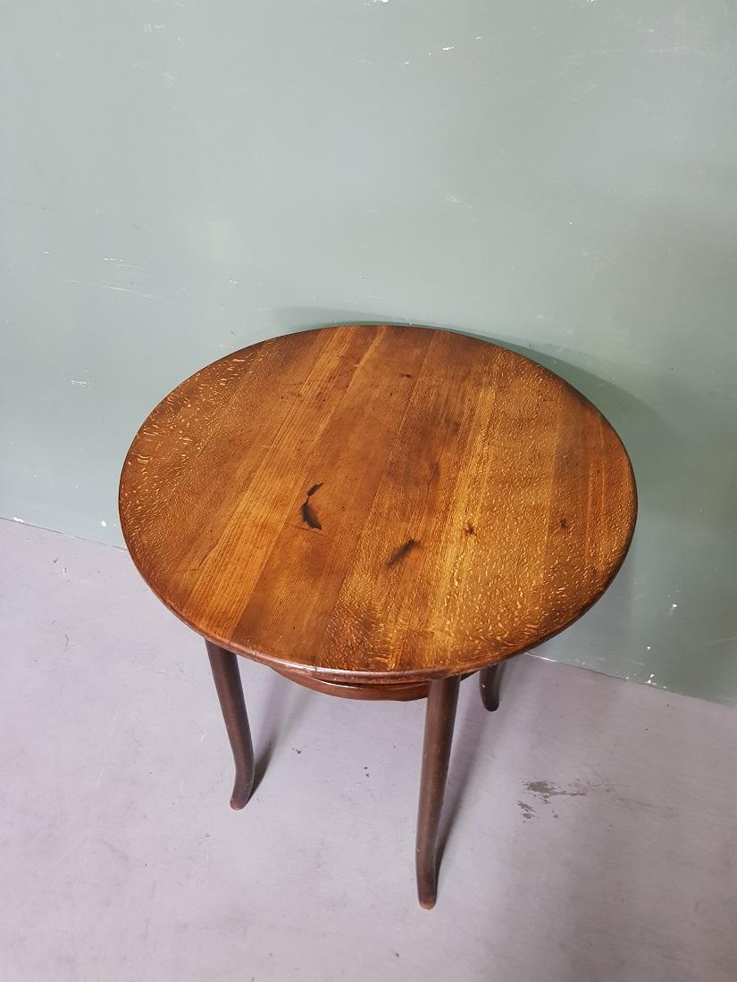 Old beech wooden Thonet style table and is otherwise not marked or something, wrong further in a good but used condition. Originating from the beginning of the 20th century.

The measurements are,
Diameter 61.5 cm/ 24.2 inch.
Height 75 cm/ 29.5