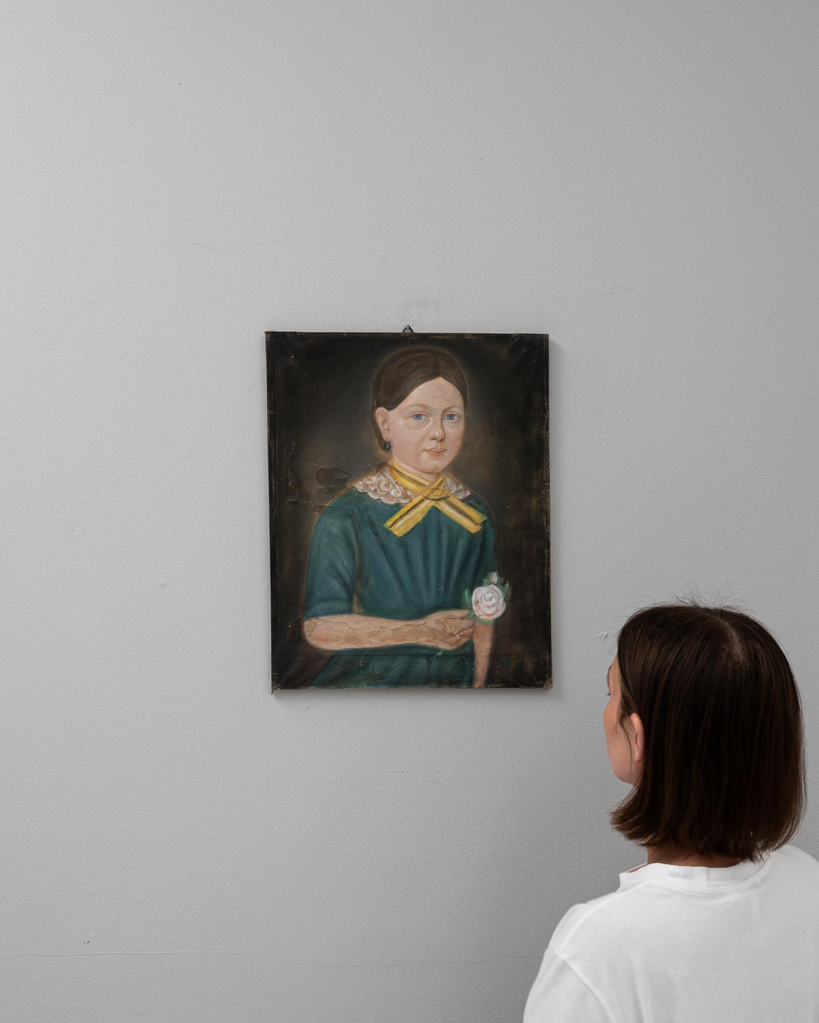 Cette peinture belge du début du 20e siècle capture l'essence d'une époque révolue à travers la représentation détaillée d'une jeune fille. Le sujet, vêtu d'une robe traditionnelle verte avec des bordures jaunes et tenant un petit bouquet de fleurs,