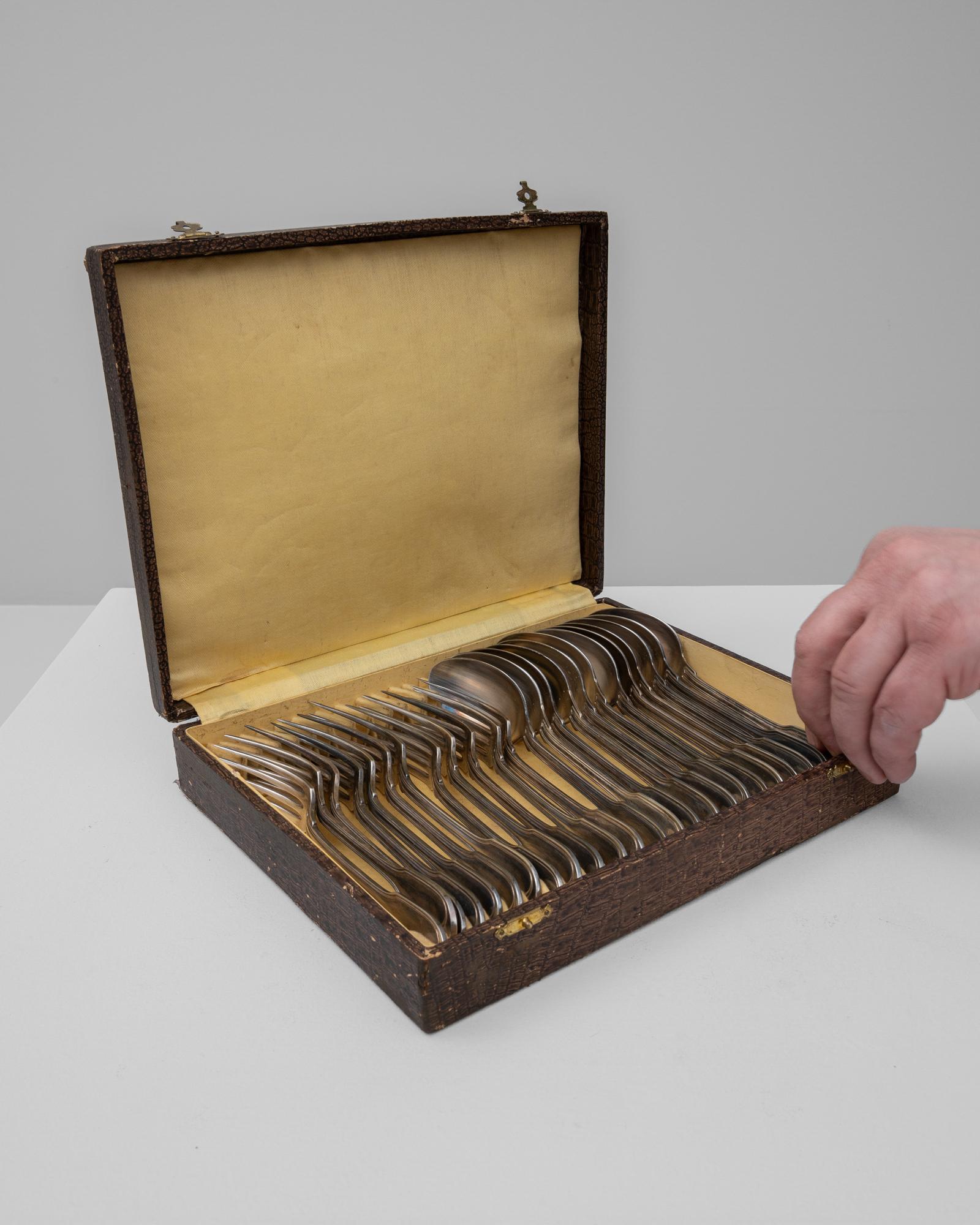 20ième siècle Ensemble de cuillères et de fourchettes dans une boîte en bois, début du 20e siècle en vente