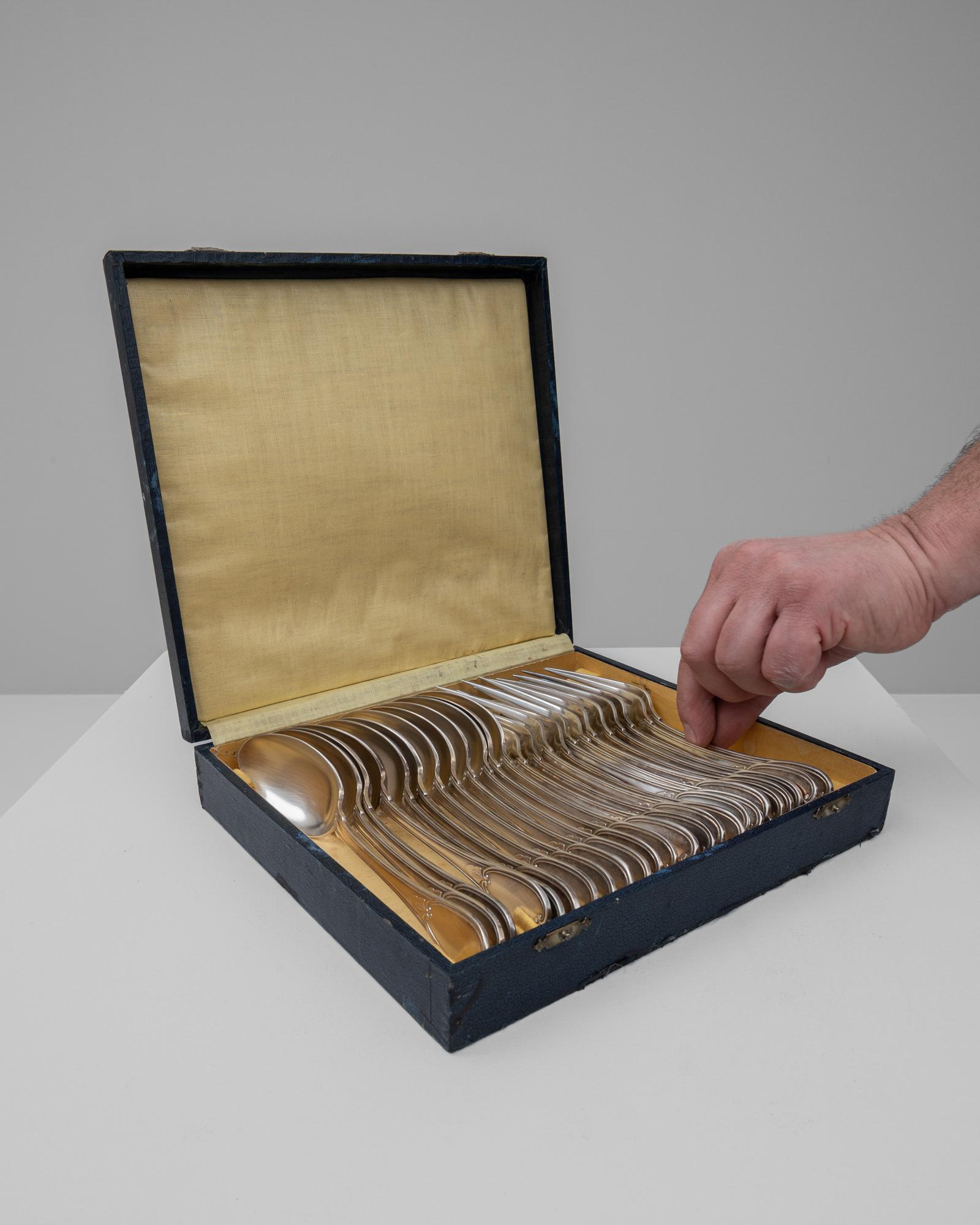 Métal Set de cuillères et de fourchettes belge du début du 20e siècle dans une boîte en bois en vente