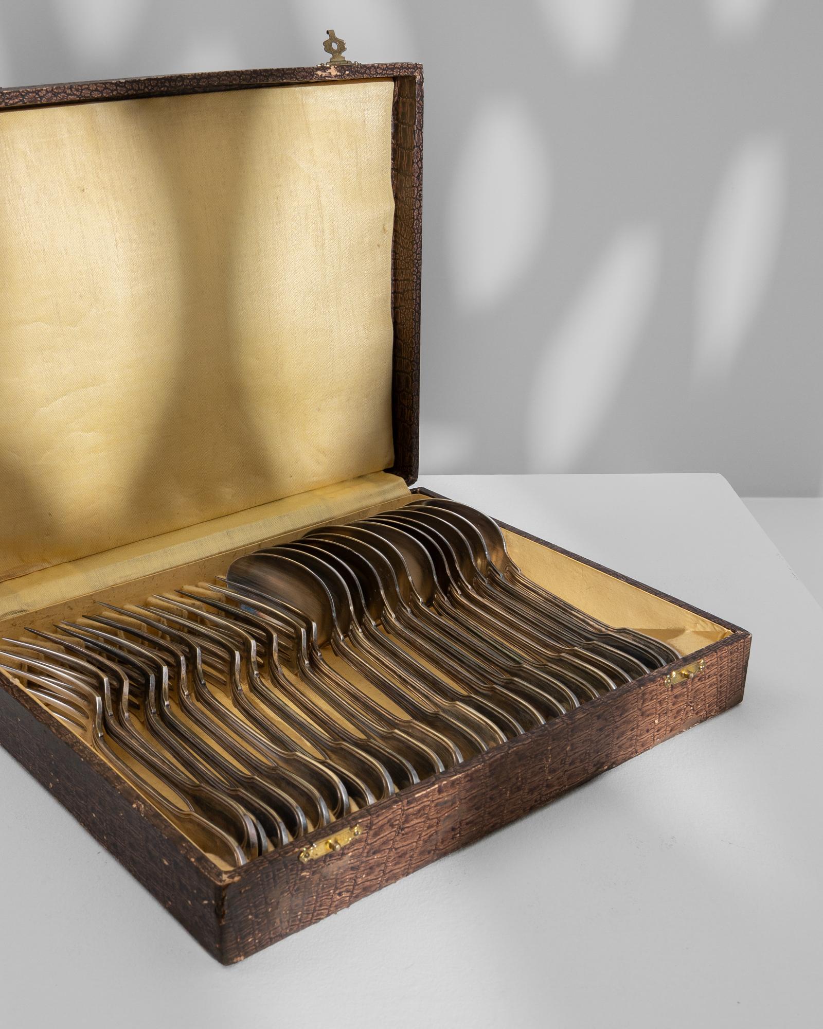 Métal Ensemble de cuillères et de fourchettes dans une boîte en bois, début du 20e siècle en vente