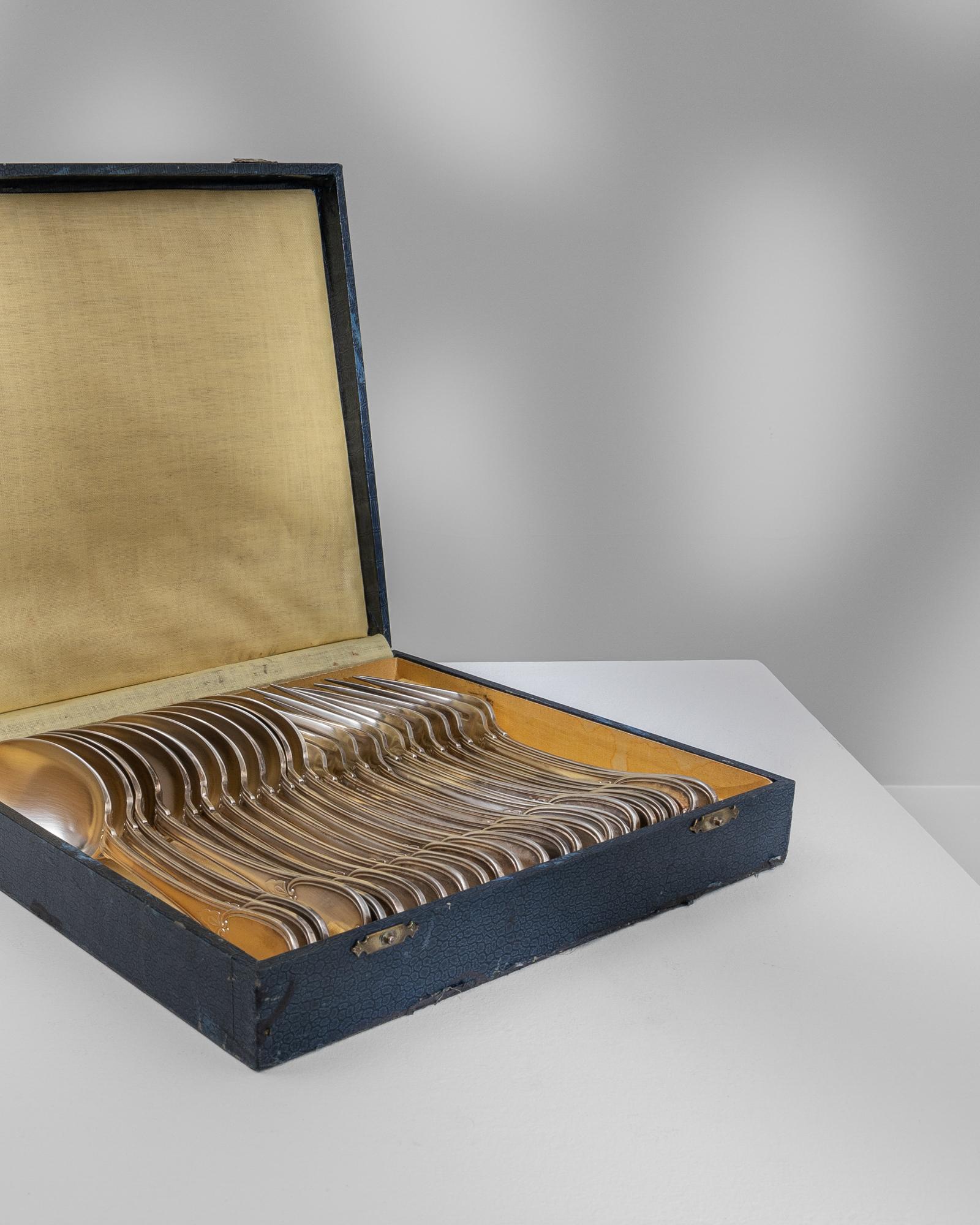 Set de cuillères et de fourchettes belge du début du 20e siècle dans une boîte en bois en vente 1