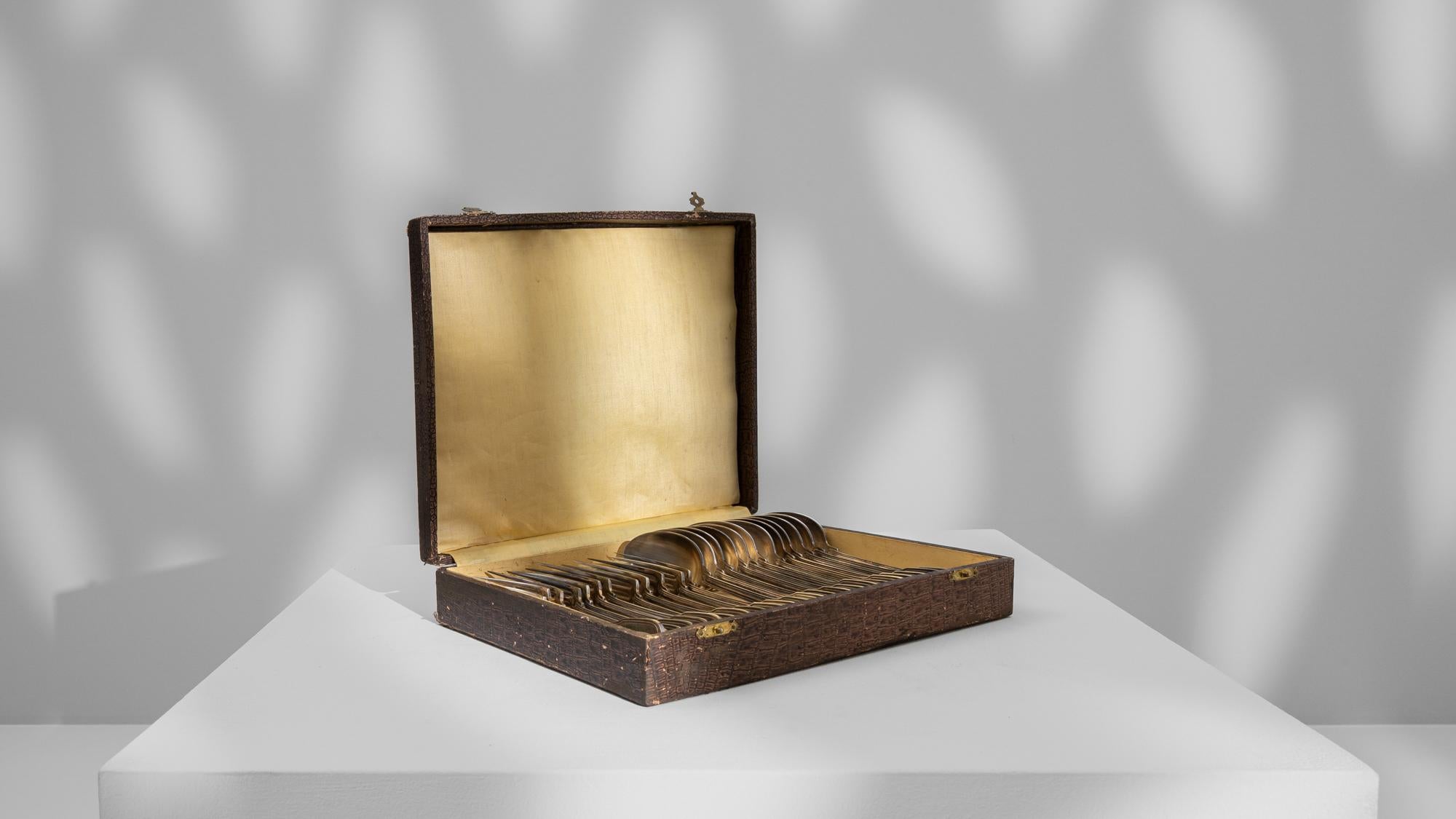 Ensemble de cuillères et de fourchettes dans une boîte en bois, début du 20e siècle en vente 1