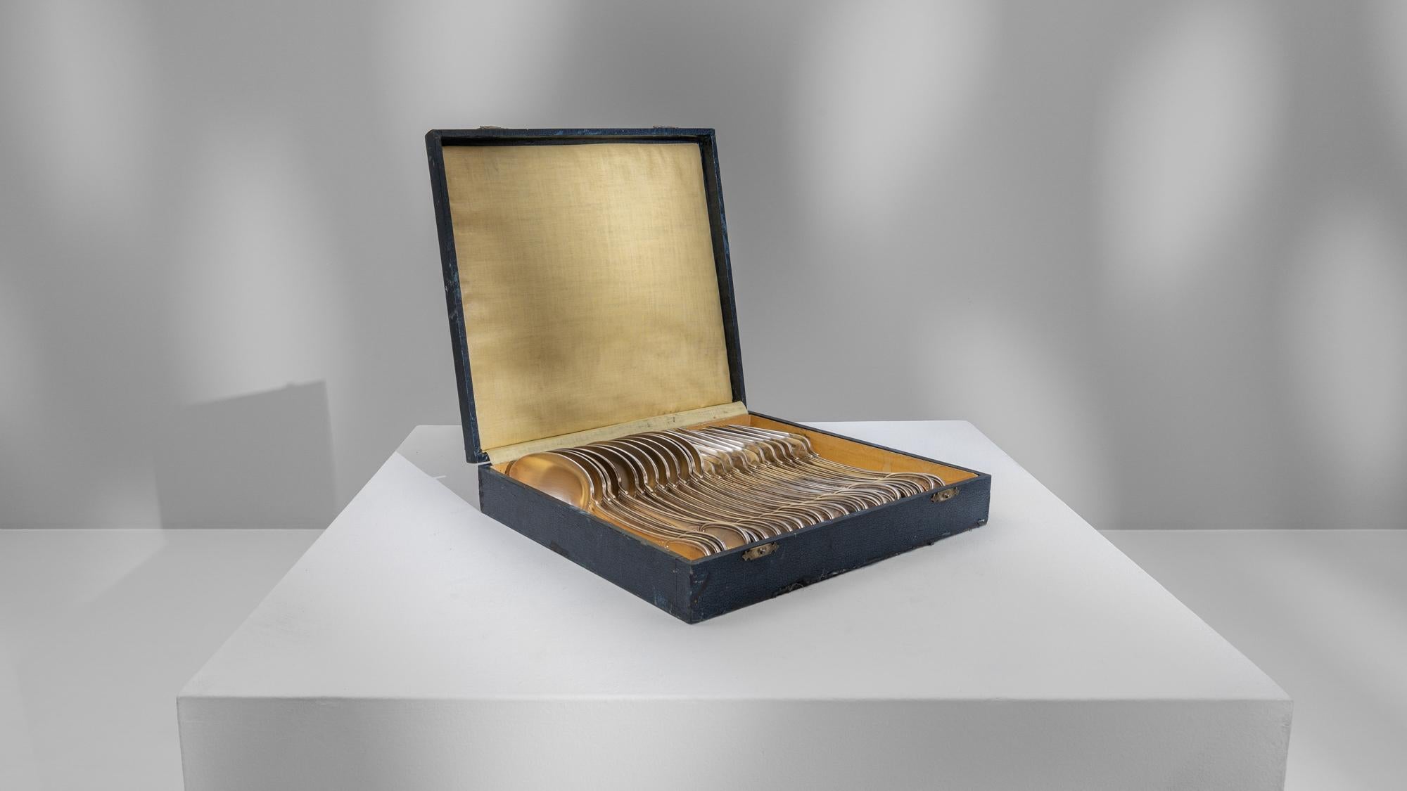 Set de cuillères et de fourchettes belge du début du 20e siècle dans une boîte en bois en vente 2
