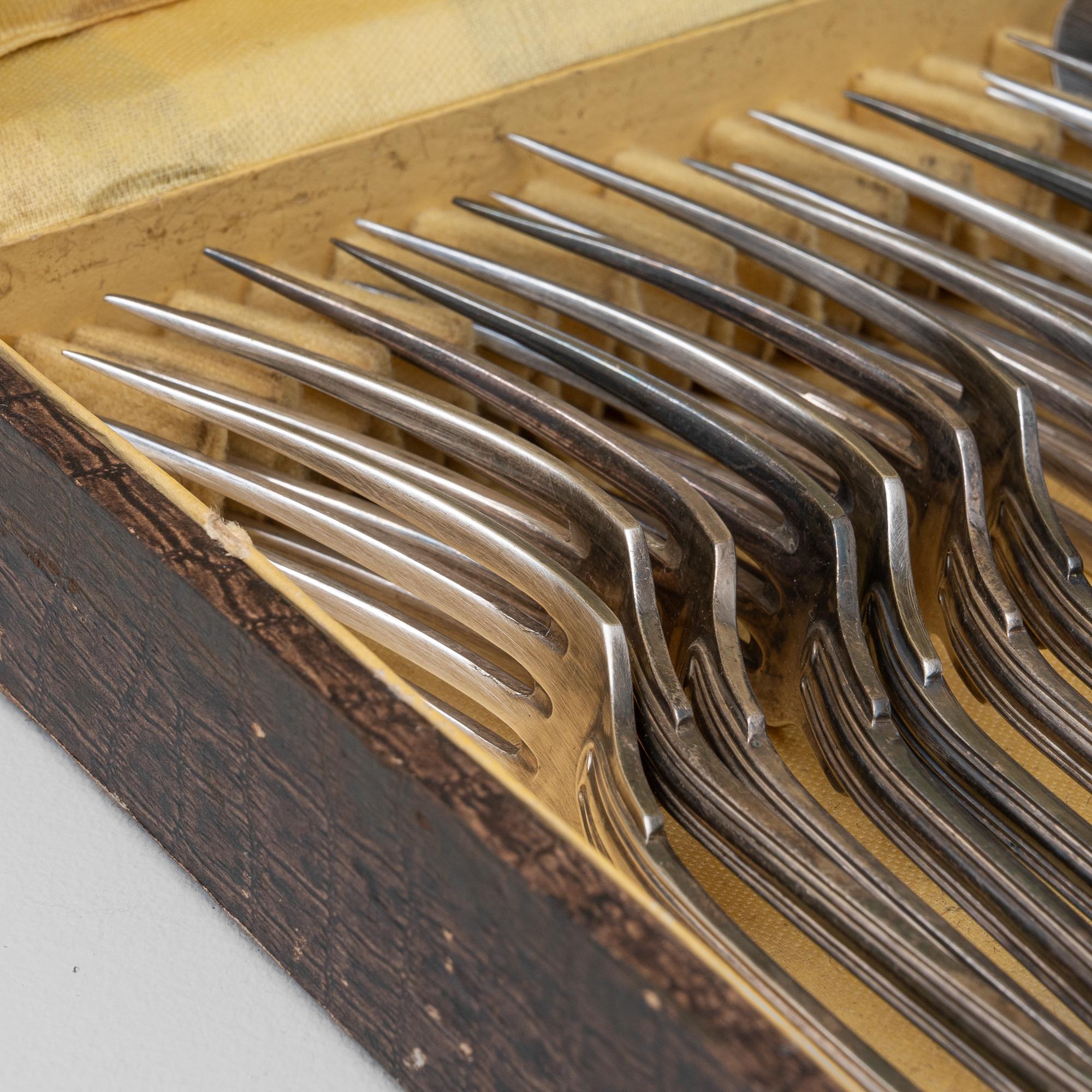 Ensemble de cuillères et de fourchettes dans une boîte en bois, début du 20e siècle en vente 2