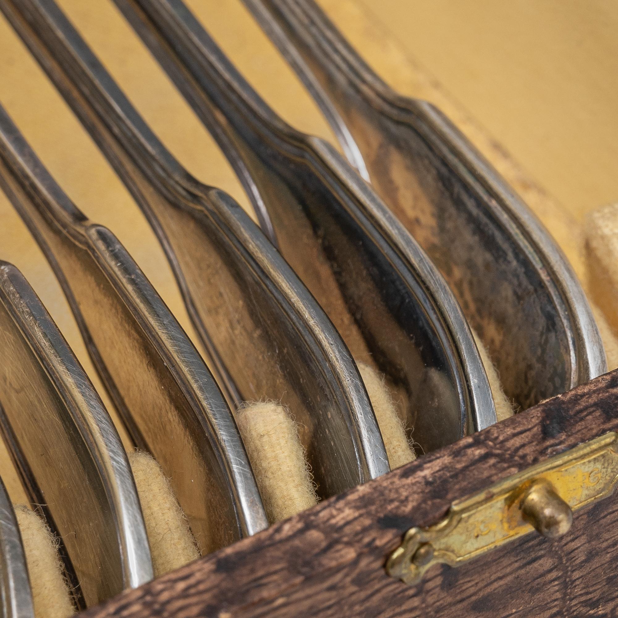 Ensemble de cuillères et de fourchettes dans une boîte en bois, début du 20e siècle en vente 3
