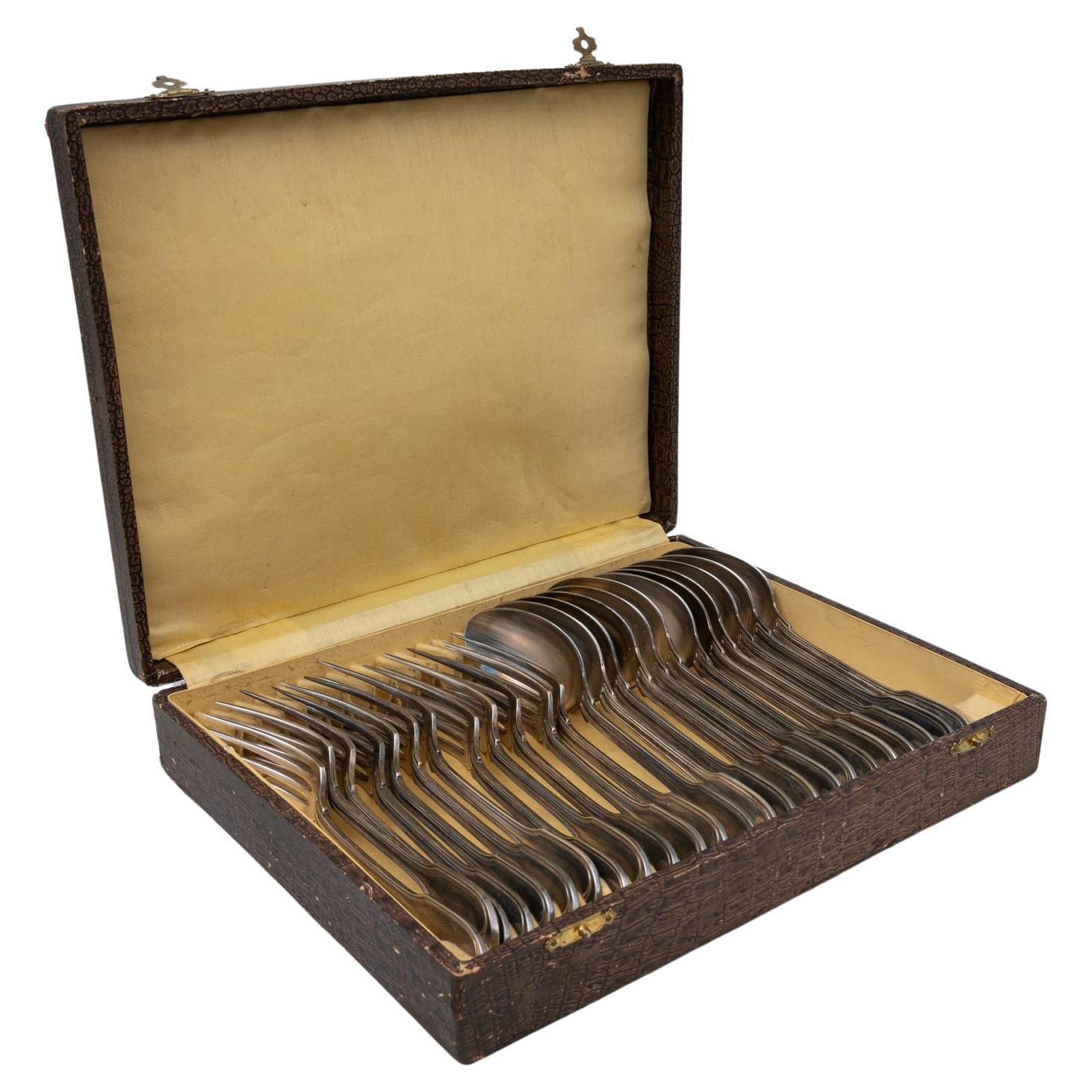 Ensemble de cuillères et de fourchettes dans une boîte en bois, début du 20e siècle en vente