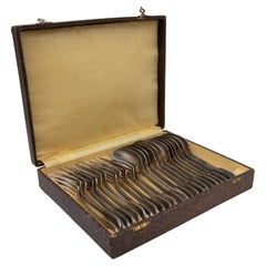 Ensemble de cuillères et de fourchettes dans une boîte en bois, début du 20e siècle
