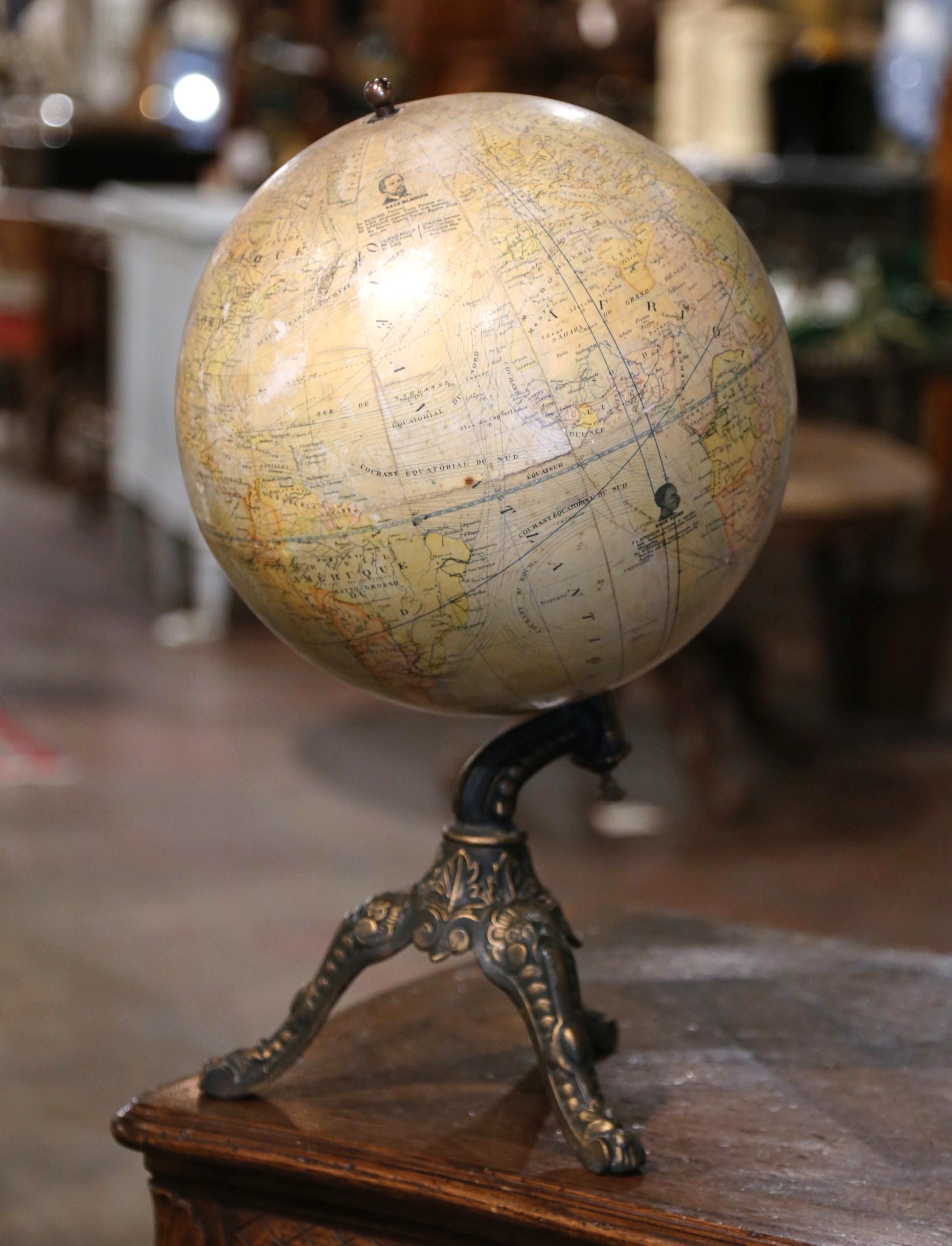 Décorez un bureau ou une étude avec ce globe antique spectaculaire. Fabriqué en Belgique, vers 1920, à l'échelle 1 : 40000 000 par L. Windels, la tige tient un globe pivotant de 12