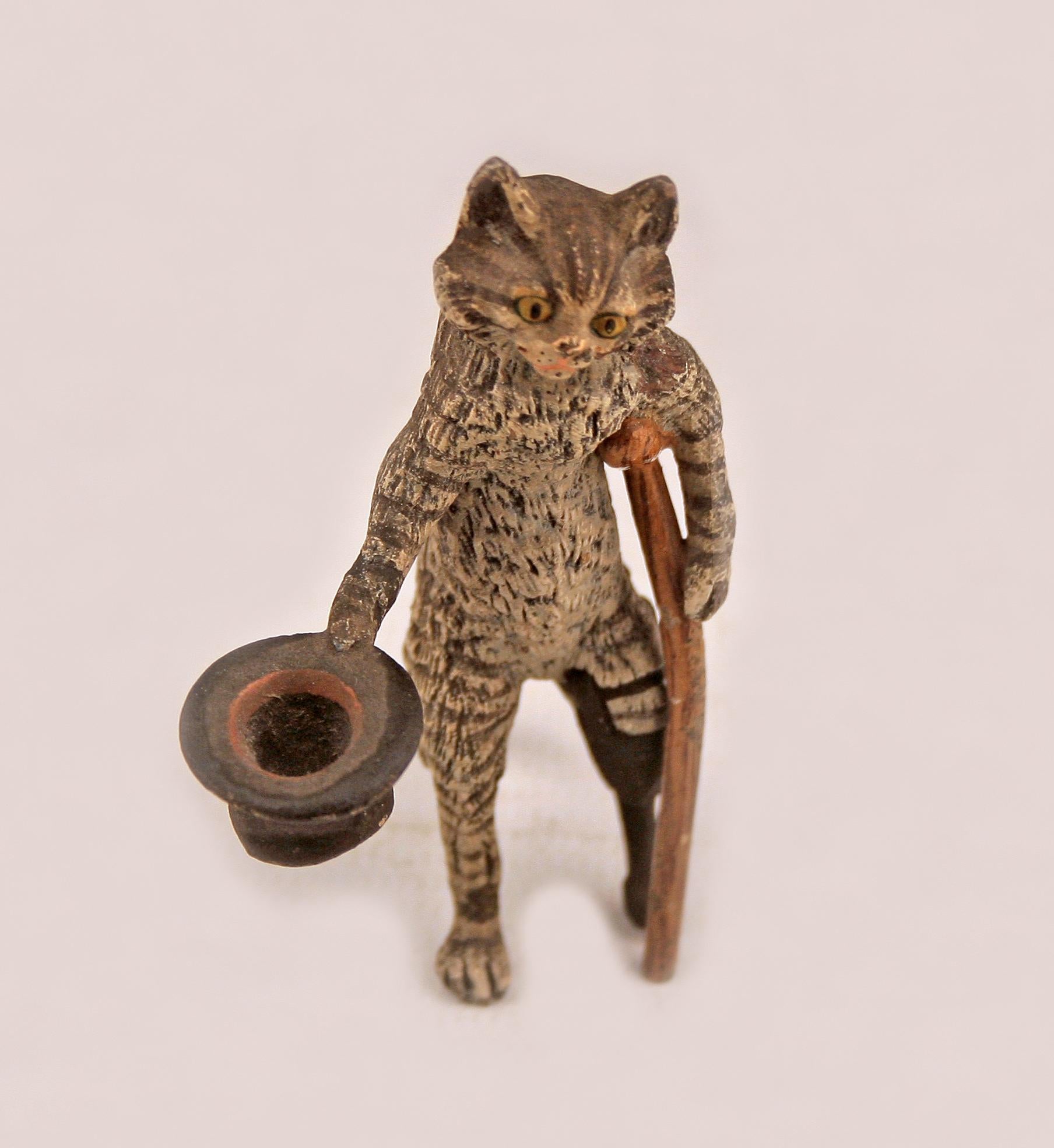 Molded Early 20th Century Belle Époque Bronze Beggar Cat by Austrian Franz Bergmann For Sale