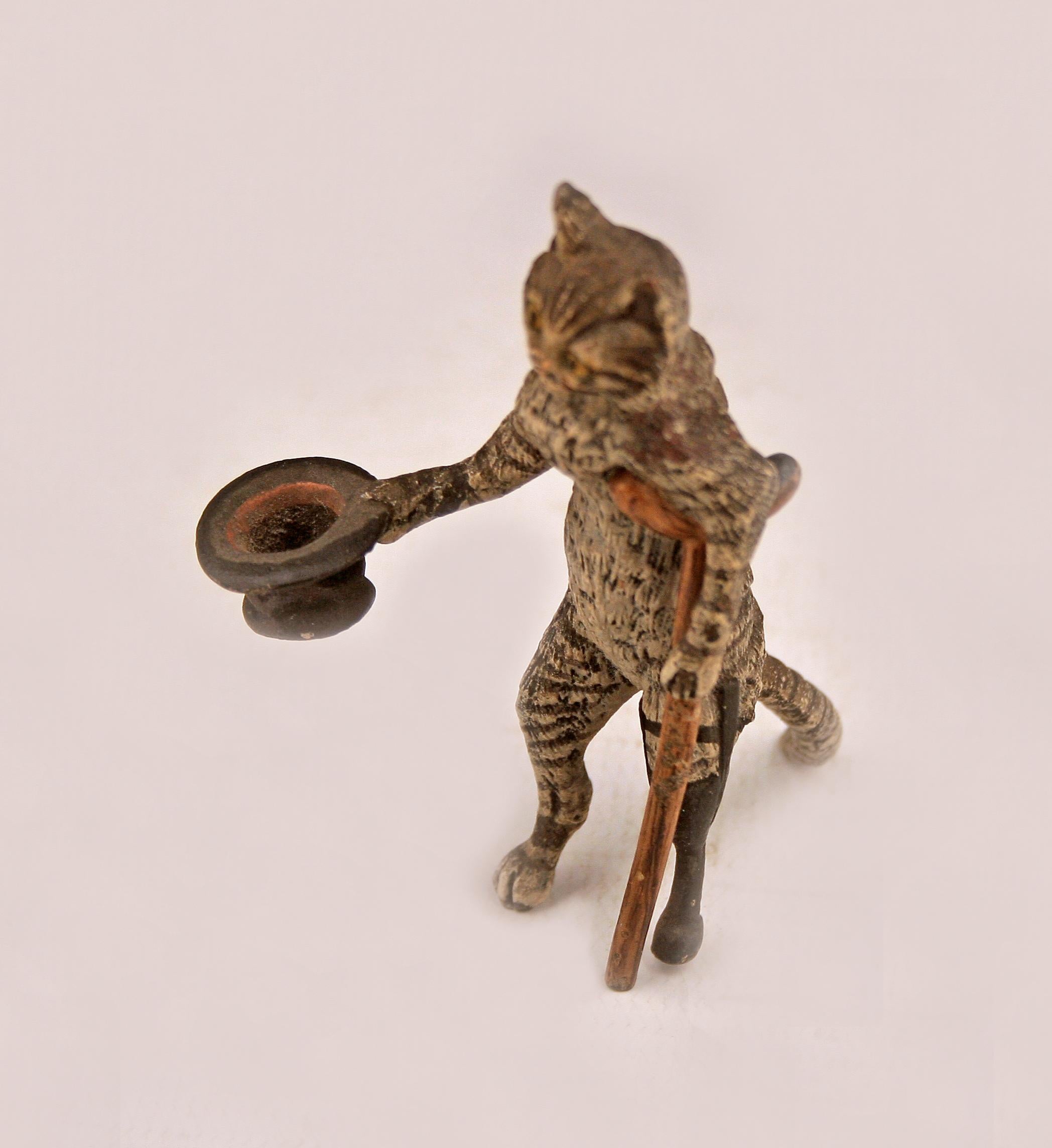 Chat mendiant en bronze du début du XXe siècle de la Belle Époque par l'Autrichien Franz Bergmann en vente 1