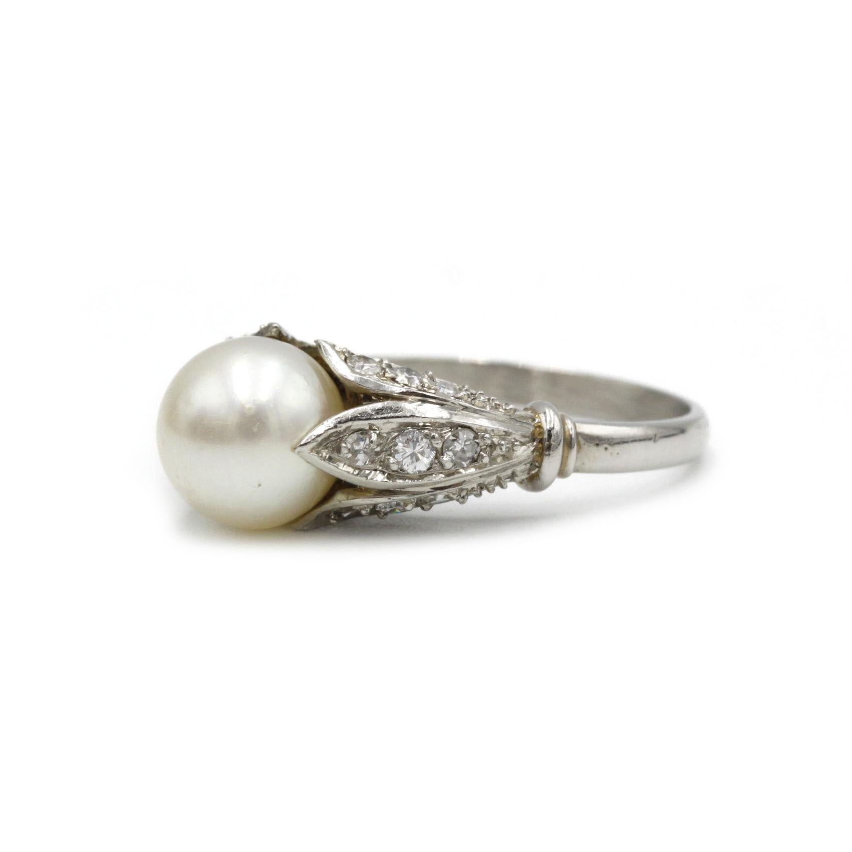 This exquisite Belle Époque ring, crafted circa 1900–1915, captures the era’s romance and refinement in a graceful daisy-flower motif. Fashioned in 18K white gold, the openwork gallery is delicately engraved and beaded in true Édouardian style,