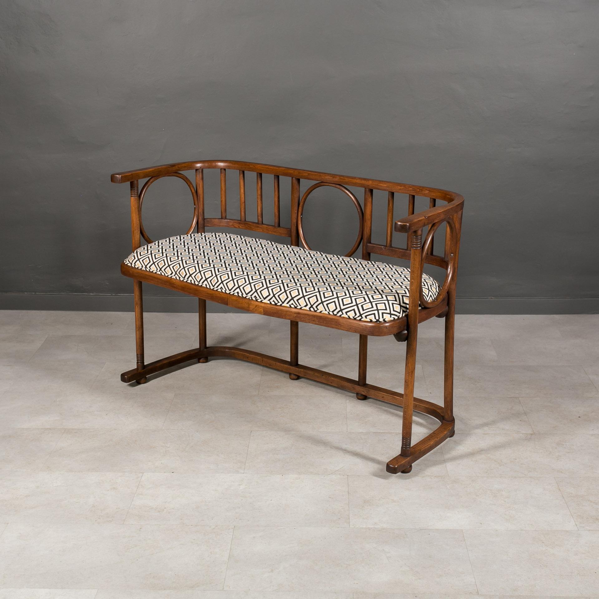 Diese außergewöhnliche Sitzbank aus Bugholz stammt aus dem frühen 20. Jahrhundert und wird Josef Hoffmann zugeschrieben, der sie für Thonet - Mundus entworfen hat. Dieses Modell erschien 1907 im Katalog und wurde dann mit dem häufigeren Modell von