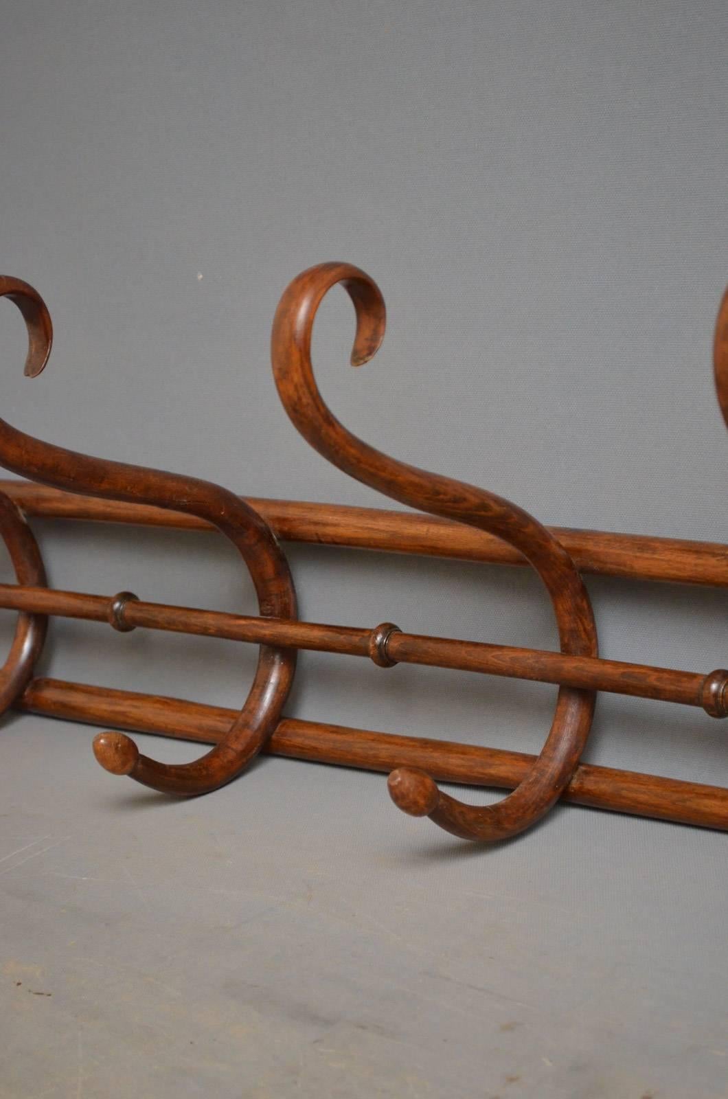 K0326, early 20th century bentwood coat hooks / hat hooks with five S-shaped hooks and turned decoration. All in original condition, circa 1910
Measures: H 11