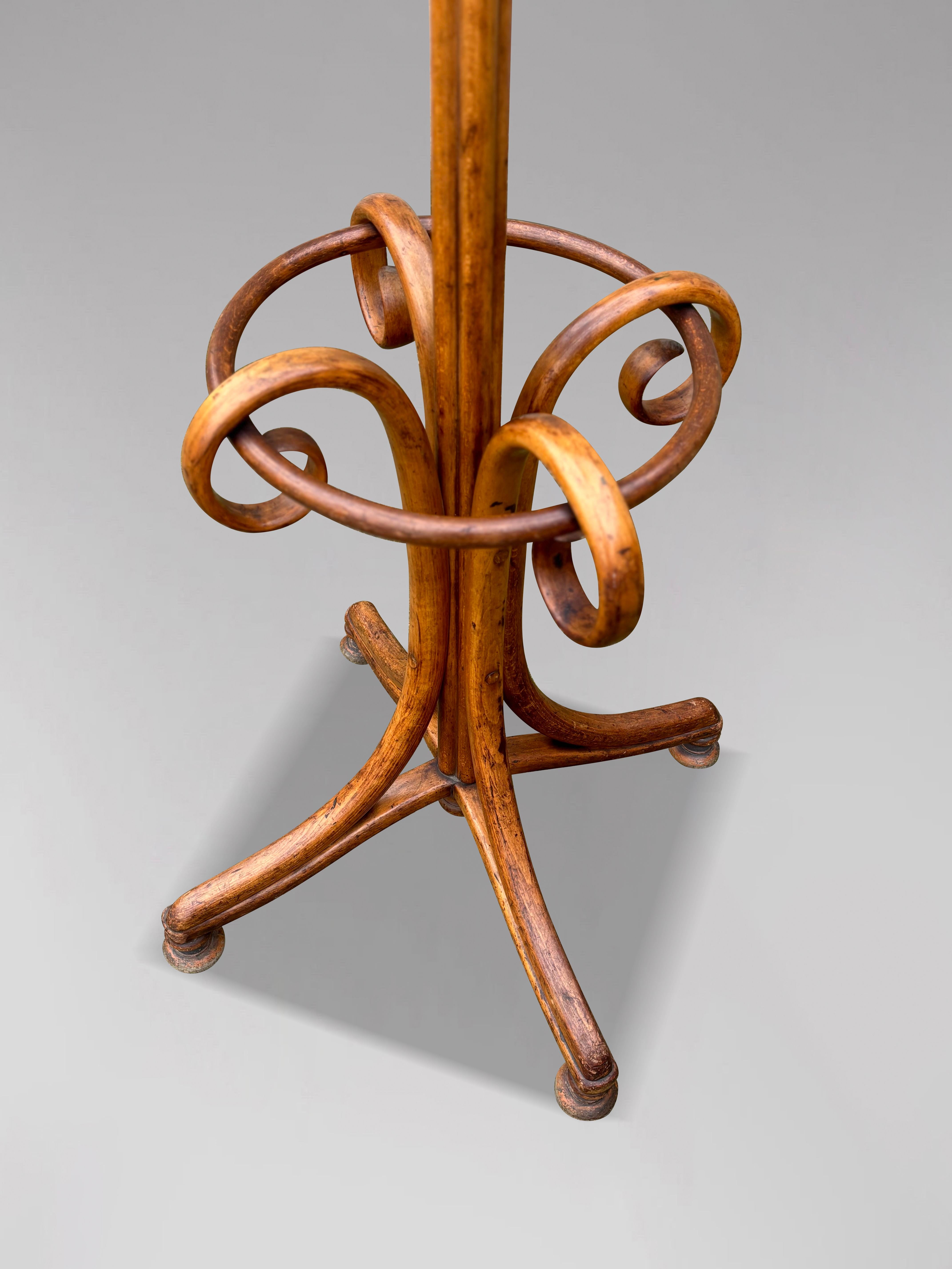 Anfang des 20. Jahrhunderts Thonet Perroquet Garderobenständer aus Bugholz 5