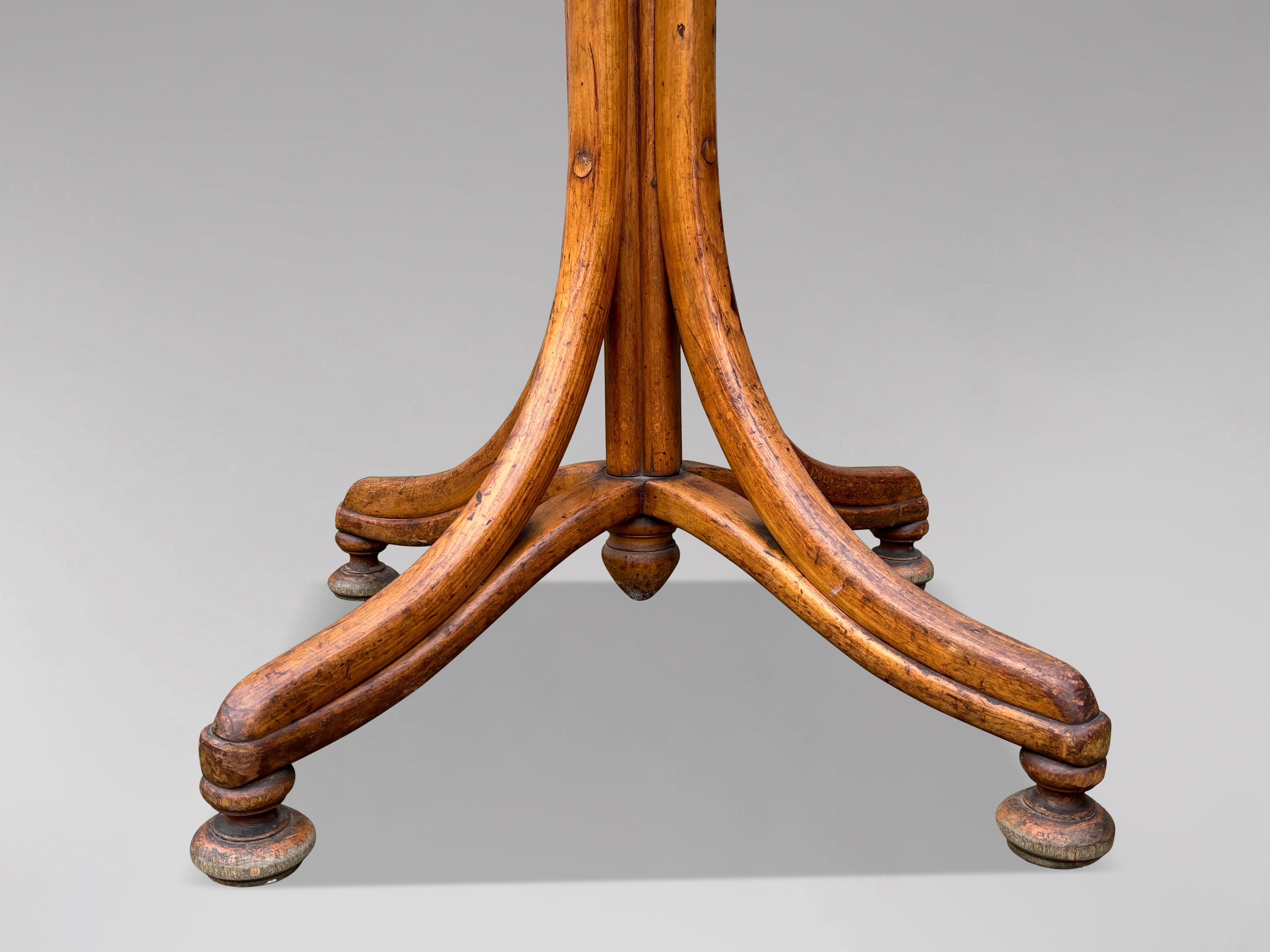 Anfang des 20. Jahrhunderts Thonet Perroquet Garderobenständer aus Bugholz 1
