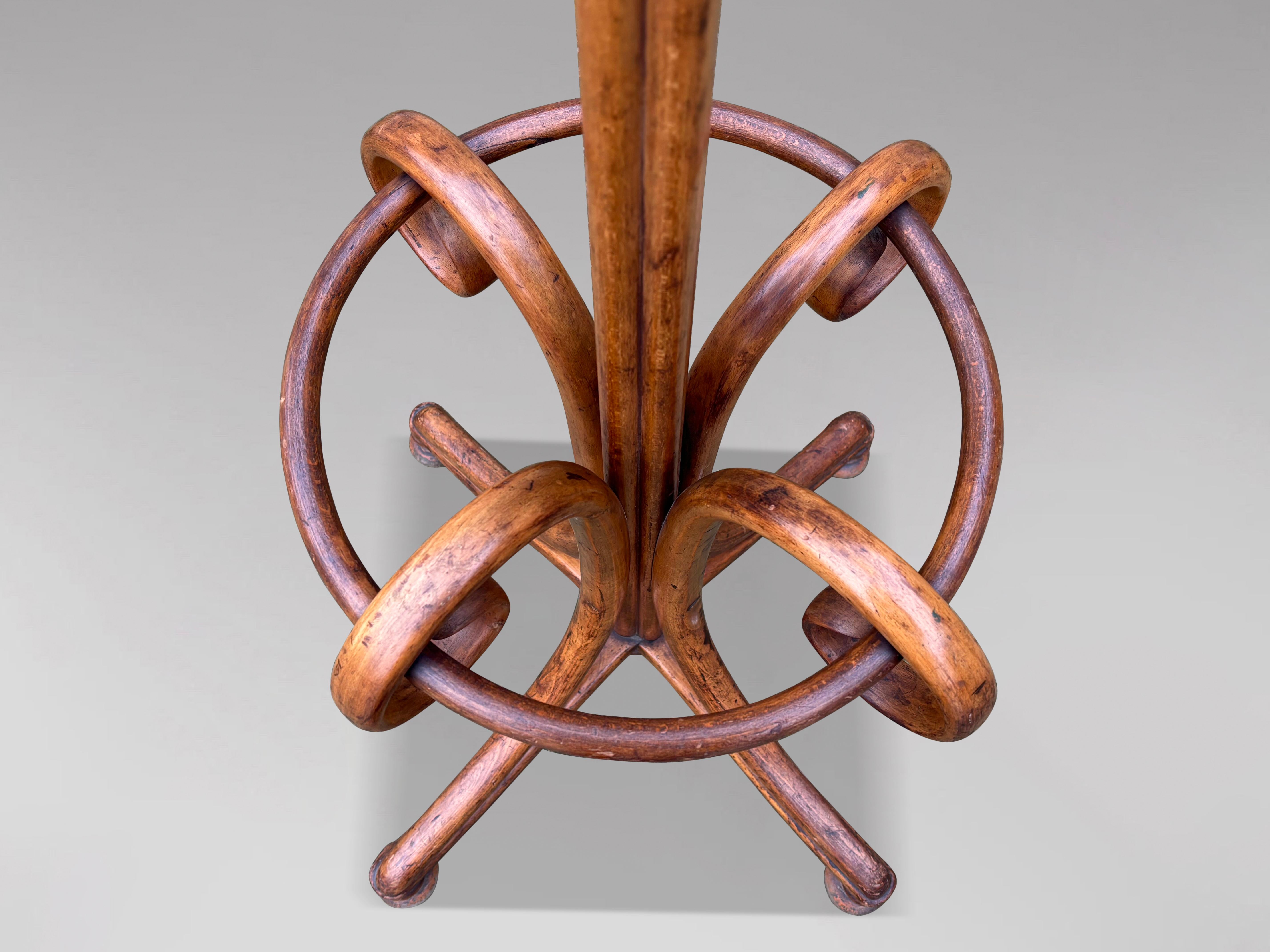 Anfang des 20. Jahrhunderts Thonet Perroquet Garderobenständer aus Bugholz 2