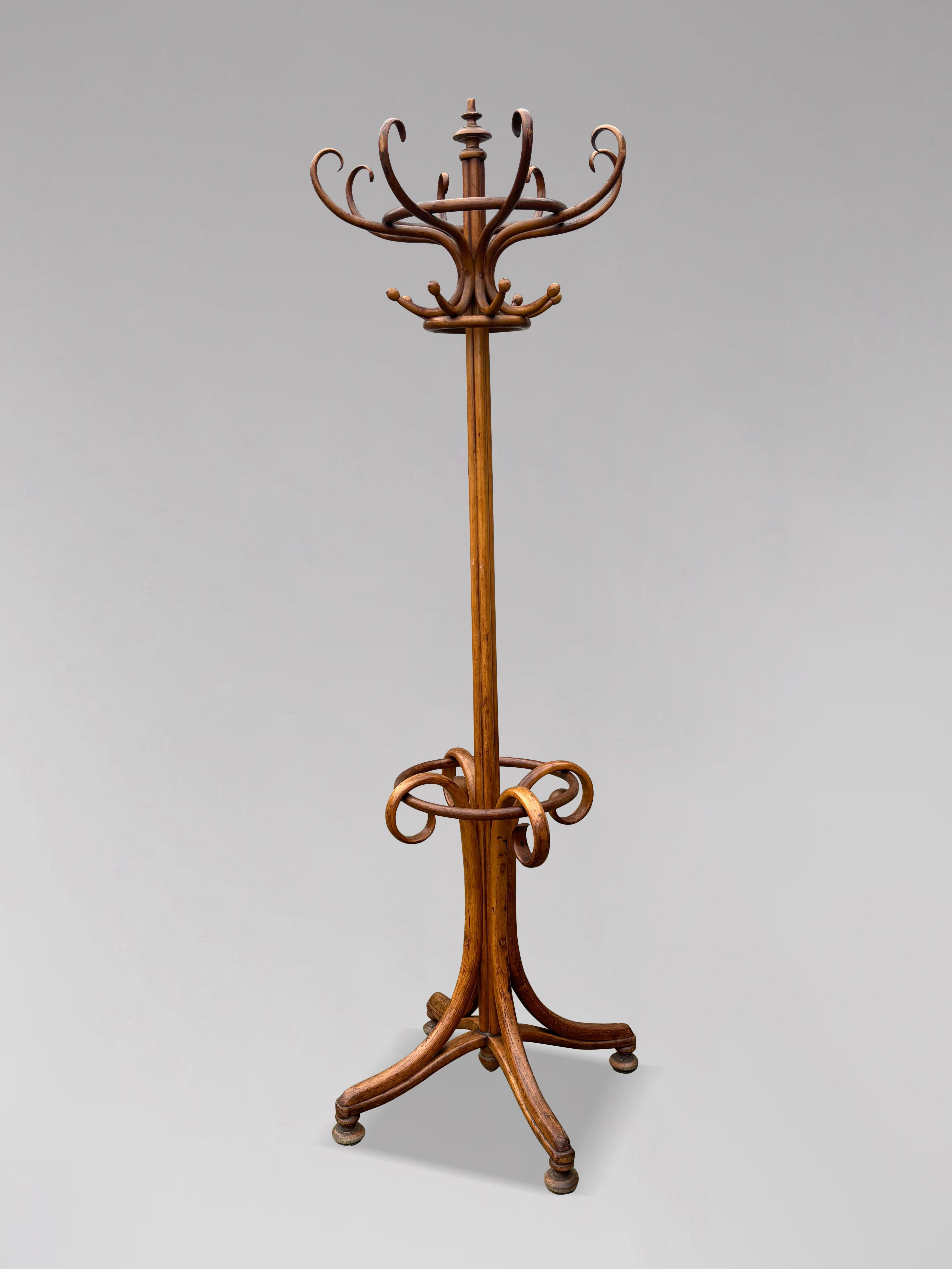 Anfang des 20. Jahrhunderts Thonet Perroquet Garderobenständer aus Bugholz 4