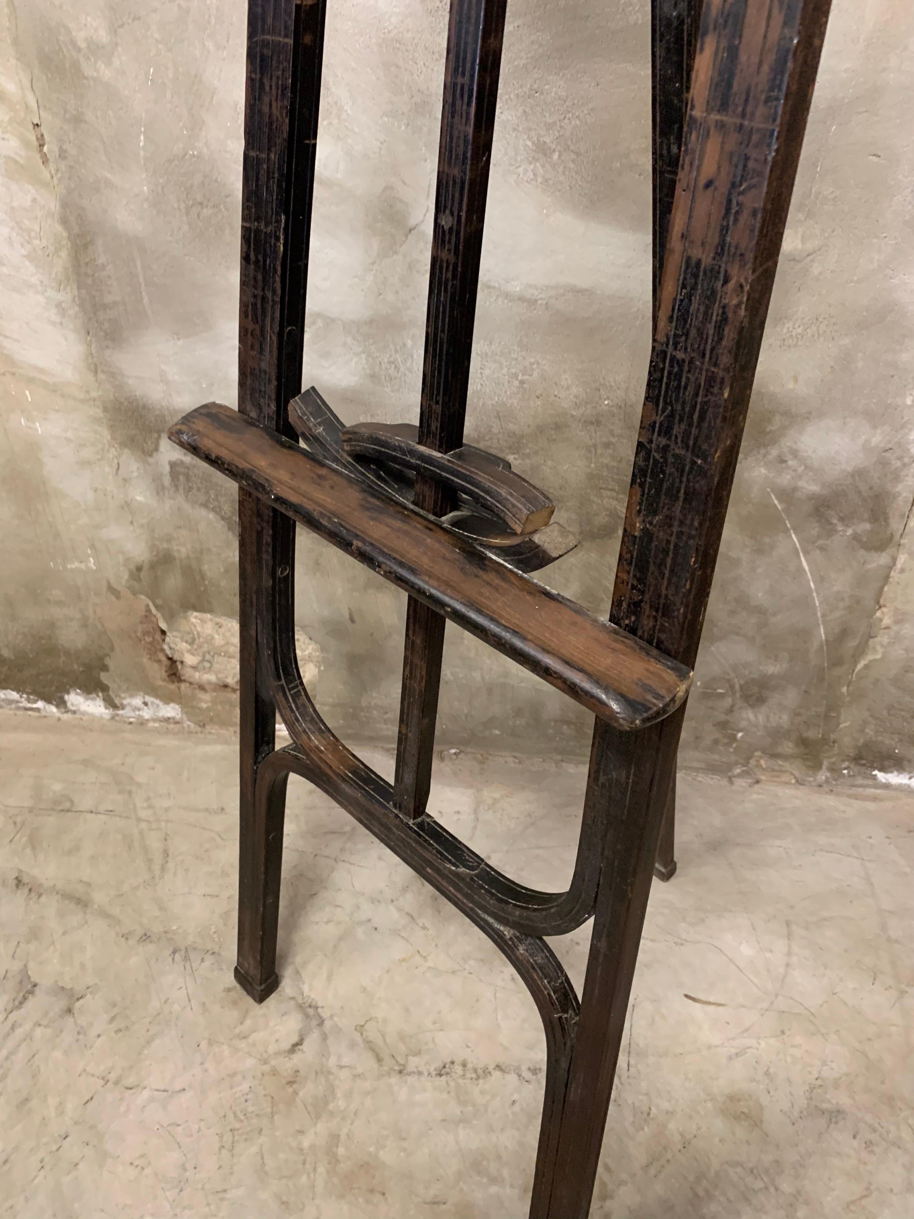 Very special and rare easel, most likely a Thonet, but could also be a Josef Hoffmann or Fischel what makes is all the more special. Curved wood, dates from the 1920s and was made in Vienna. Ideal to use as a standard for a beautiful painting.