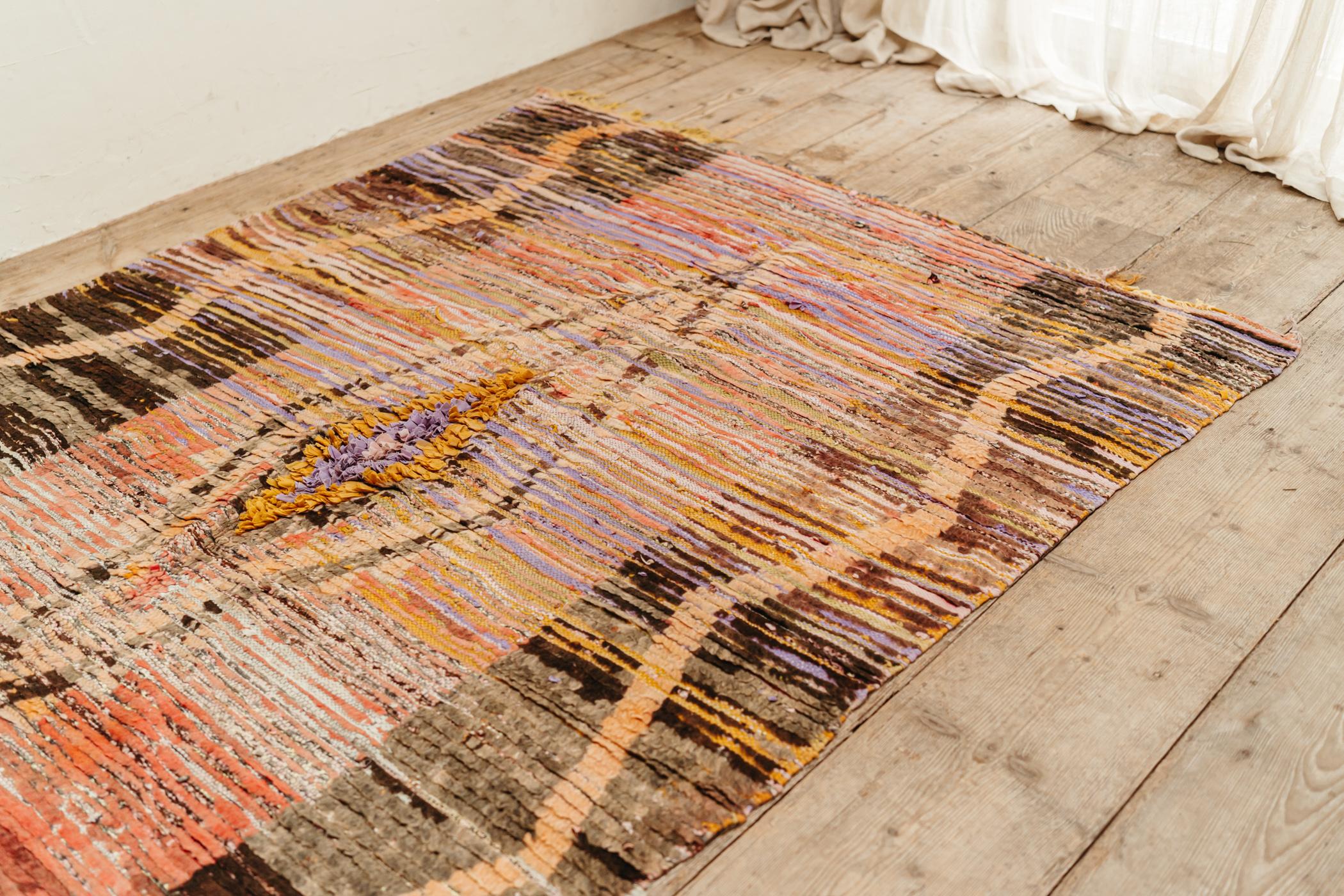 this rug can be used both sides .. two for the price of one ! lovely colors on both sides ... I can offer free professional packing ...