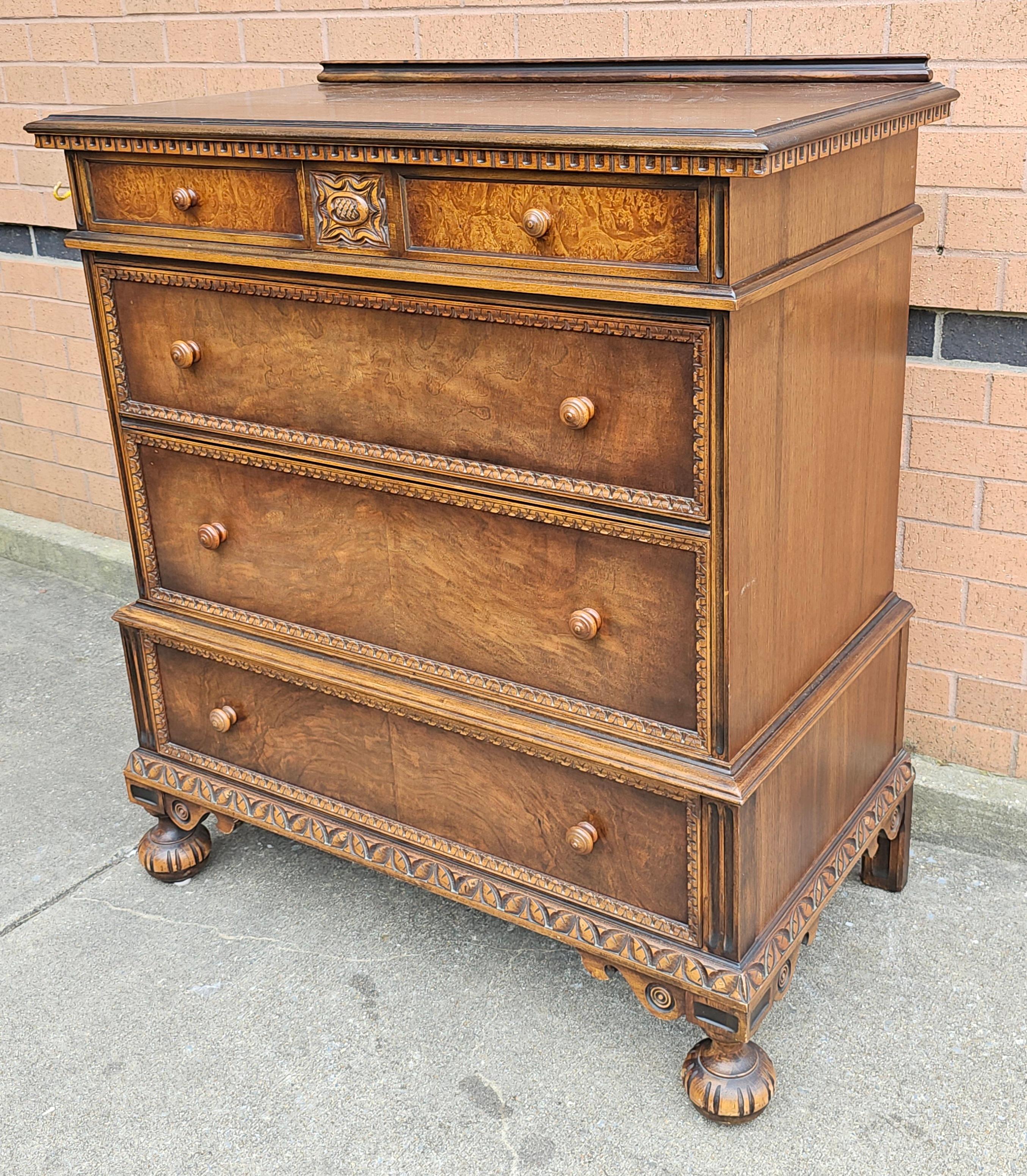 Ein exquisites, handgefertigtes, handgeschnitztes Stück aus dem frühen 20.  in Wurzel-Nussbaum in der  William and Mary Burl Stil von Berkey und Gay Furniture. Toller antiker Zustand.
Maße: 42