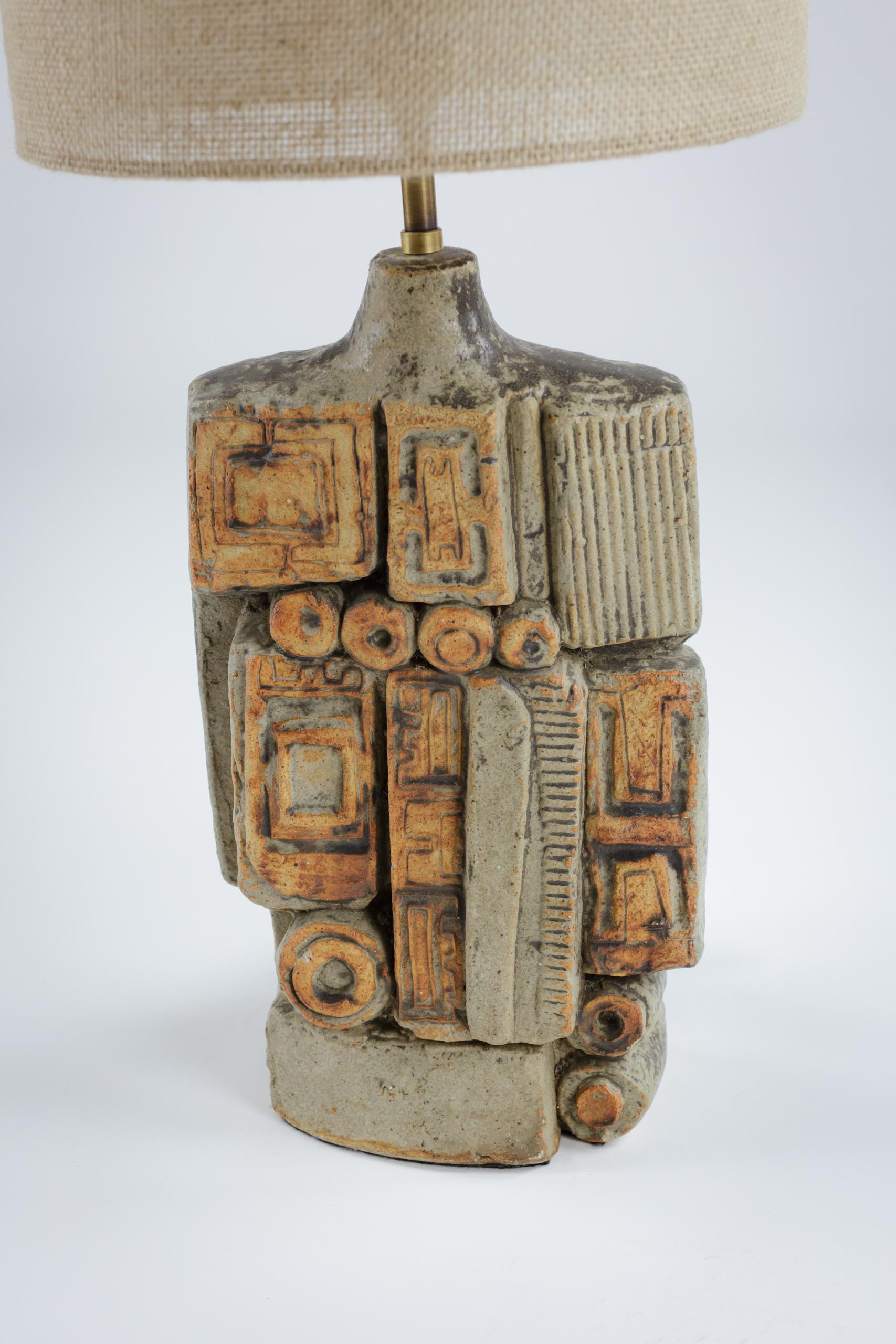Lámpara de sobremesa de gres con relieve abstracto Bernard Rooke de principios del siglo XX Moderno de mediados de siglo en venta