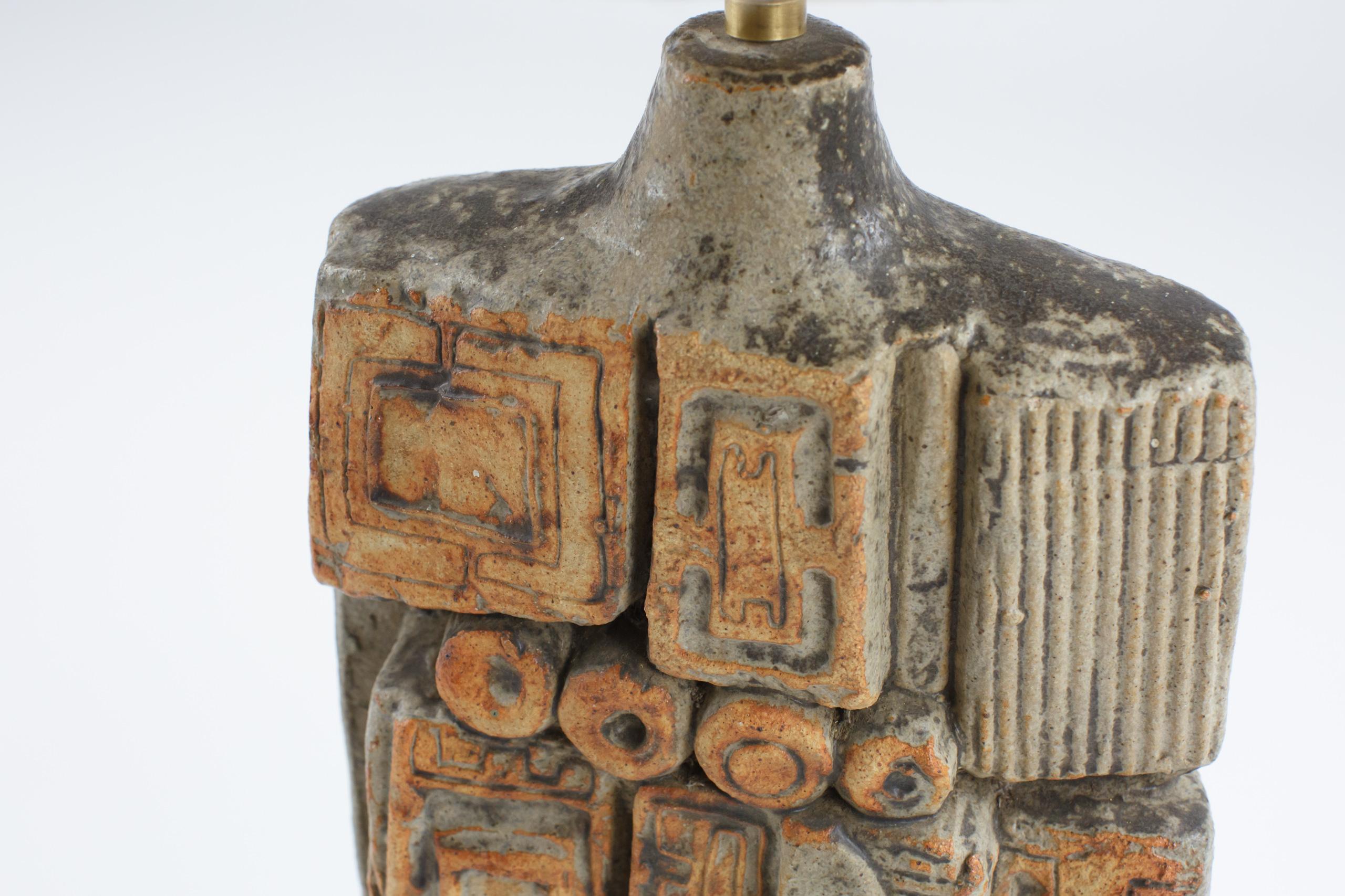 Lámpara de sobremesa de gres con relieve abstracto Bernard Rooke de principios del siglo XX Inglés en venta