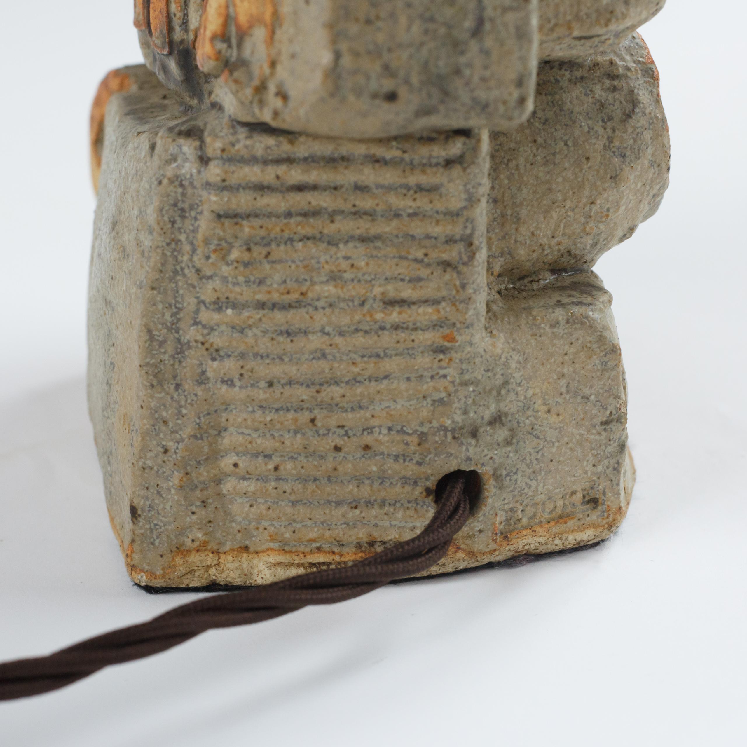 Lámpara de sobremesa de gres con relieve abstracto Bernard Rooke de principios del siglo XX en Bastante bueno estado para la venta en Pease pottage, West Sussex