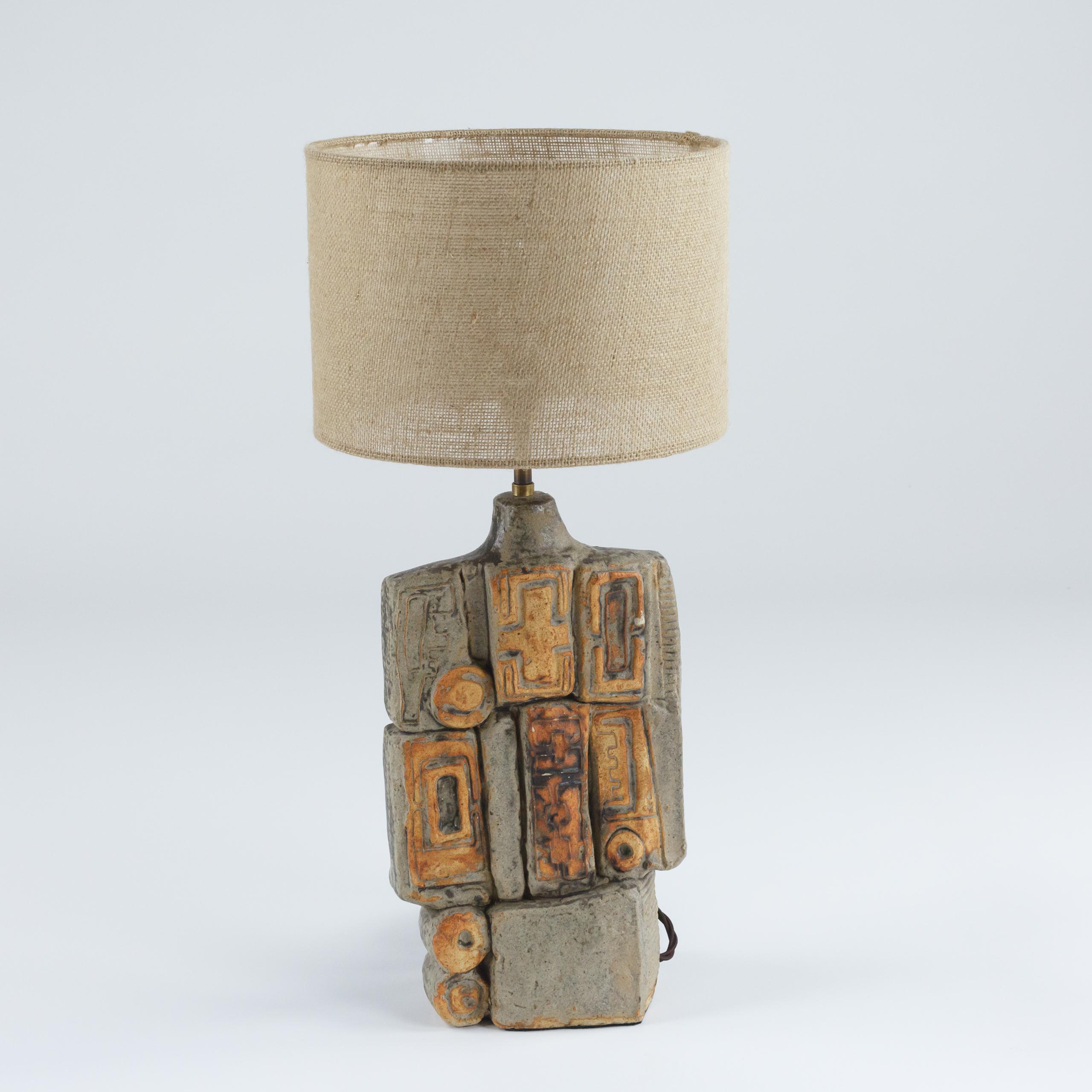 Lámpara de sobremesa de gres con relieve abstracto Bernard Rooke de principios del siglo XX Gres en venta