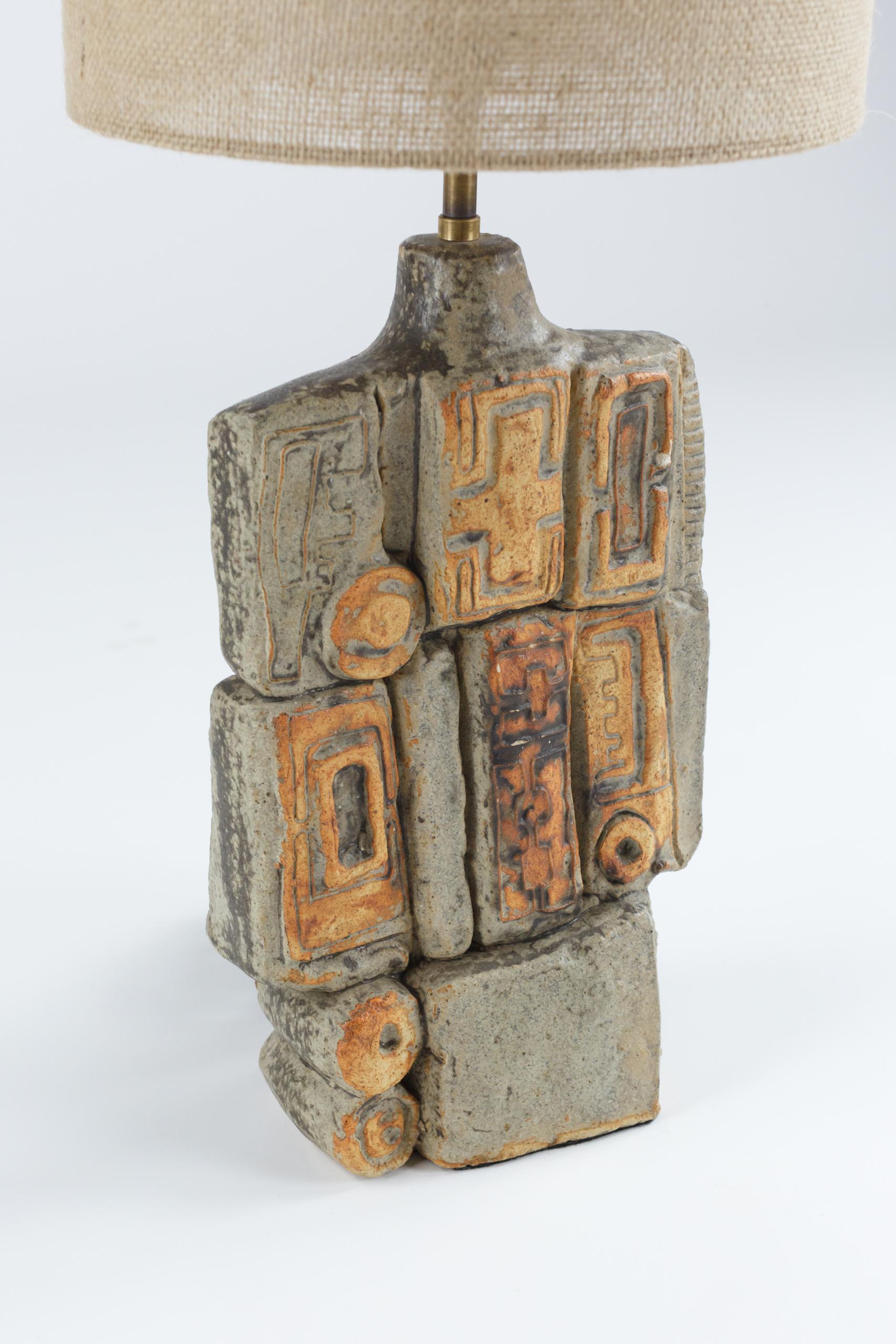 Lámpara de sobremesa de gres con relieve abstracto Bernard Rooke de principios del siglo XX en venta 1