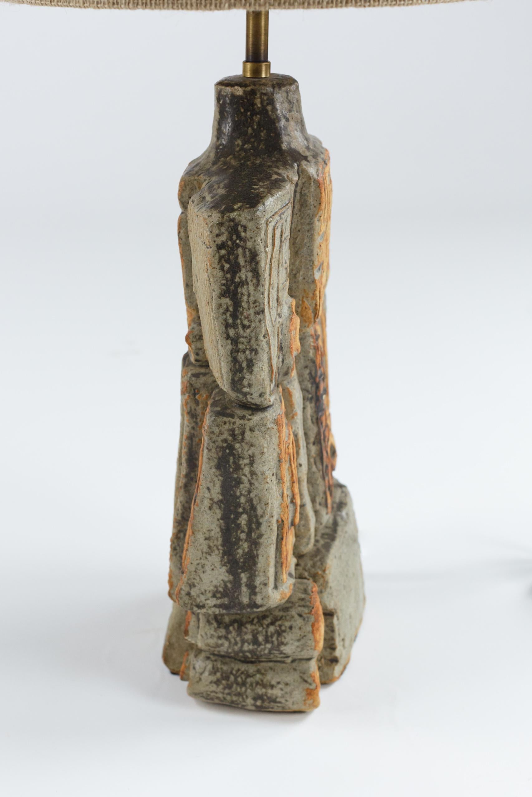 Lámpara de sobremesa de gres con relieve abstracto Bernard Rooke de principios del siglo XX en venta 2