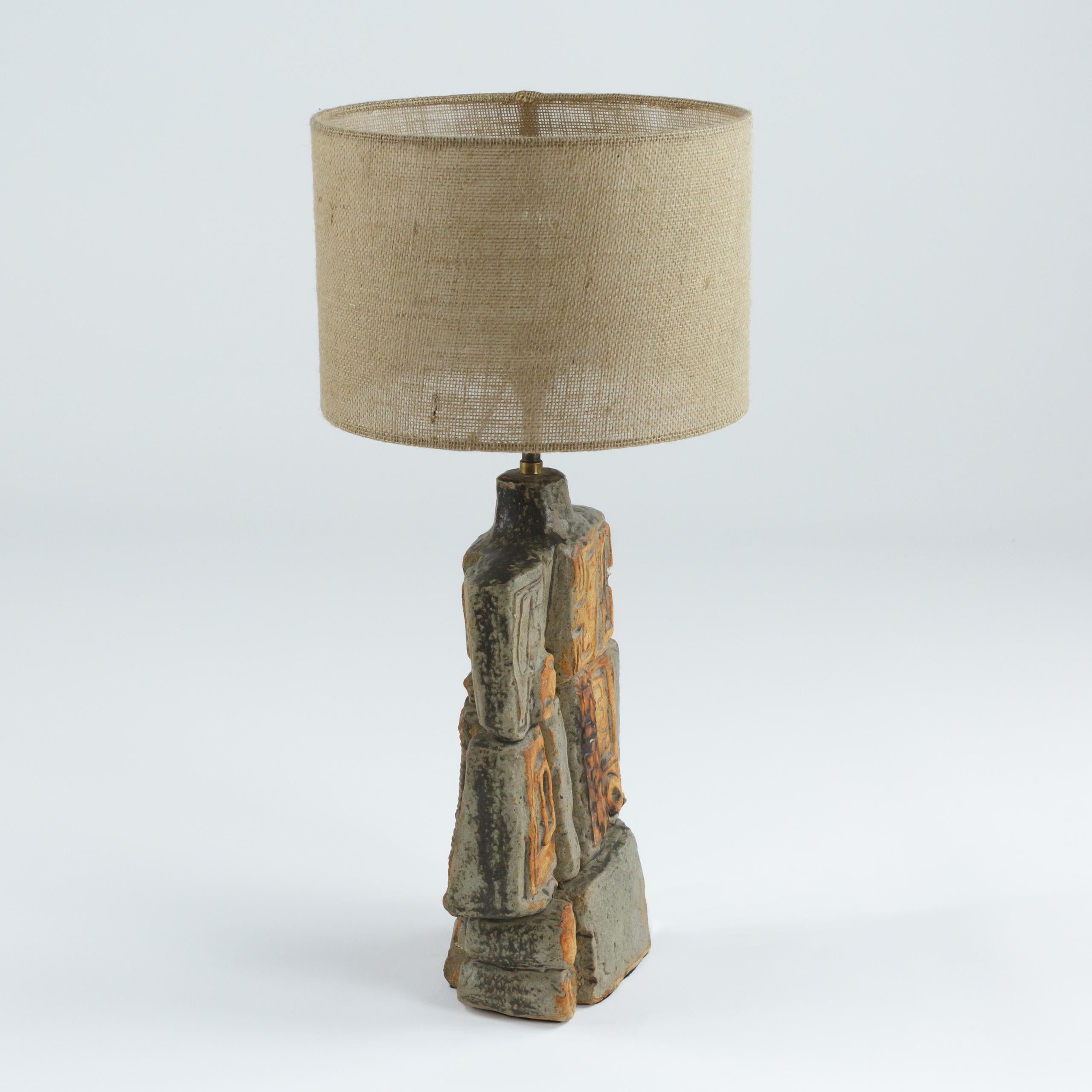 Lámpara de sobremesa de gres con relieve abstracto Bernard Rooke de principios del siglo XX en venta 3