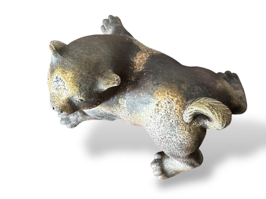 Escultura de perro de cerámica de loza Bizen de principios del siglo XX Japonés en venta