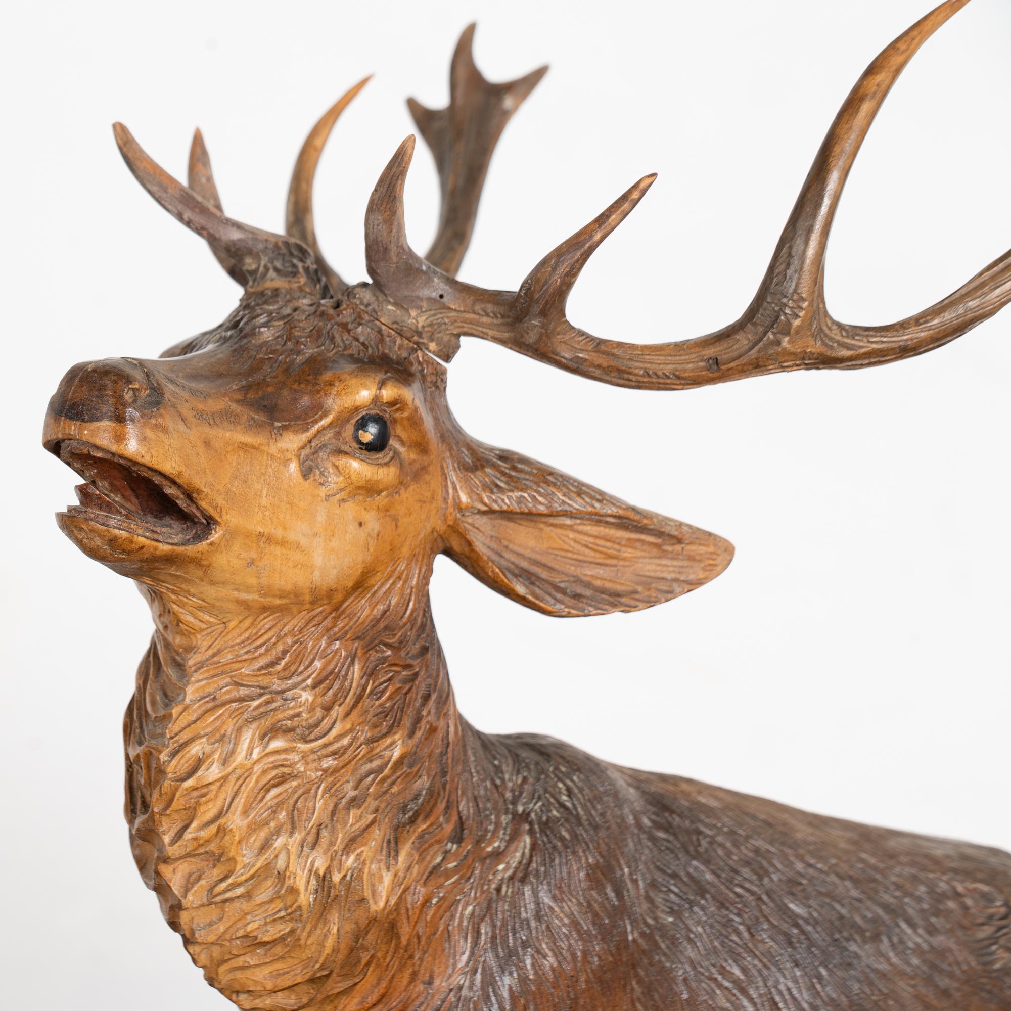 Sculpté à la main Elan sculpté à la main au début du 20e siècle, Black Forest, Allemagne en vente