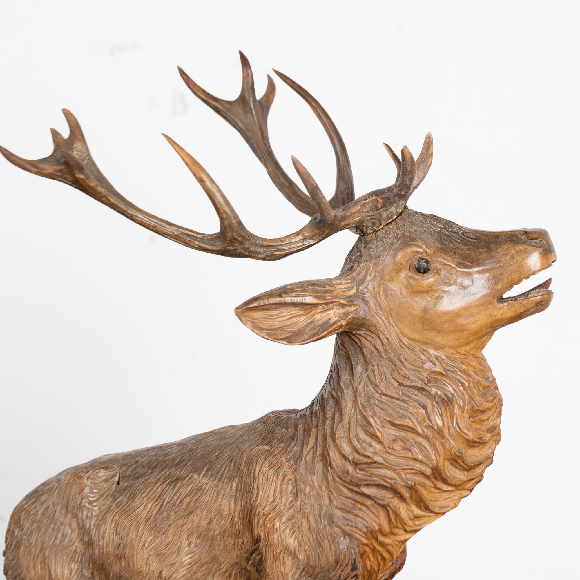 Elan sculpté à la main au début du 20e siècle, Black Forest, Allemagne en vente 1