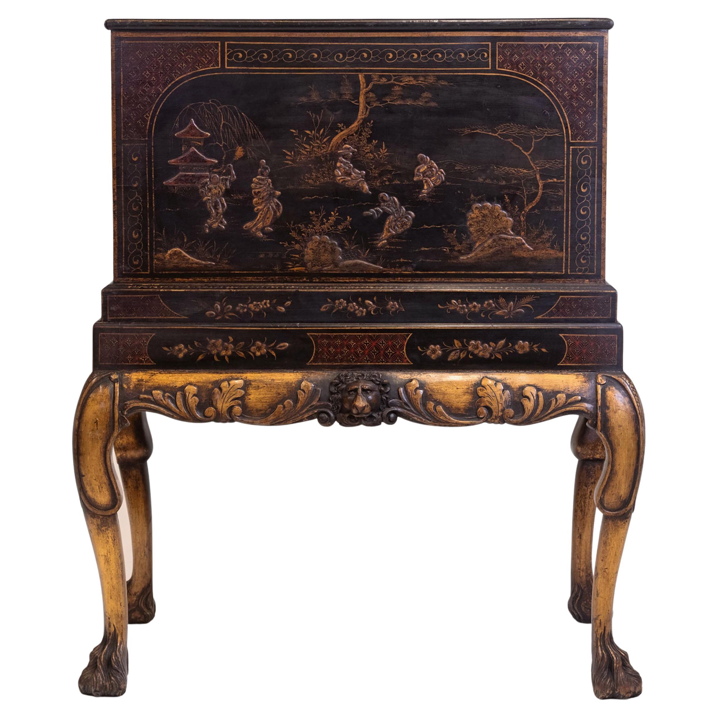 Cassapanca con decorazioni giapponesi e dorate dei primi del Novecento su supporto