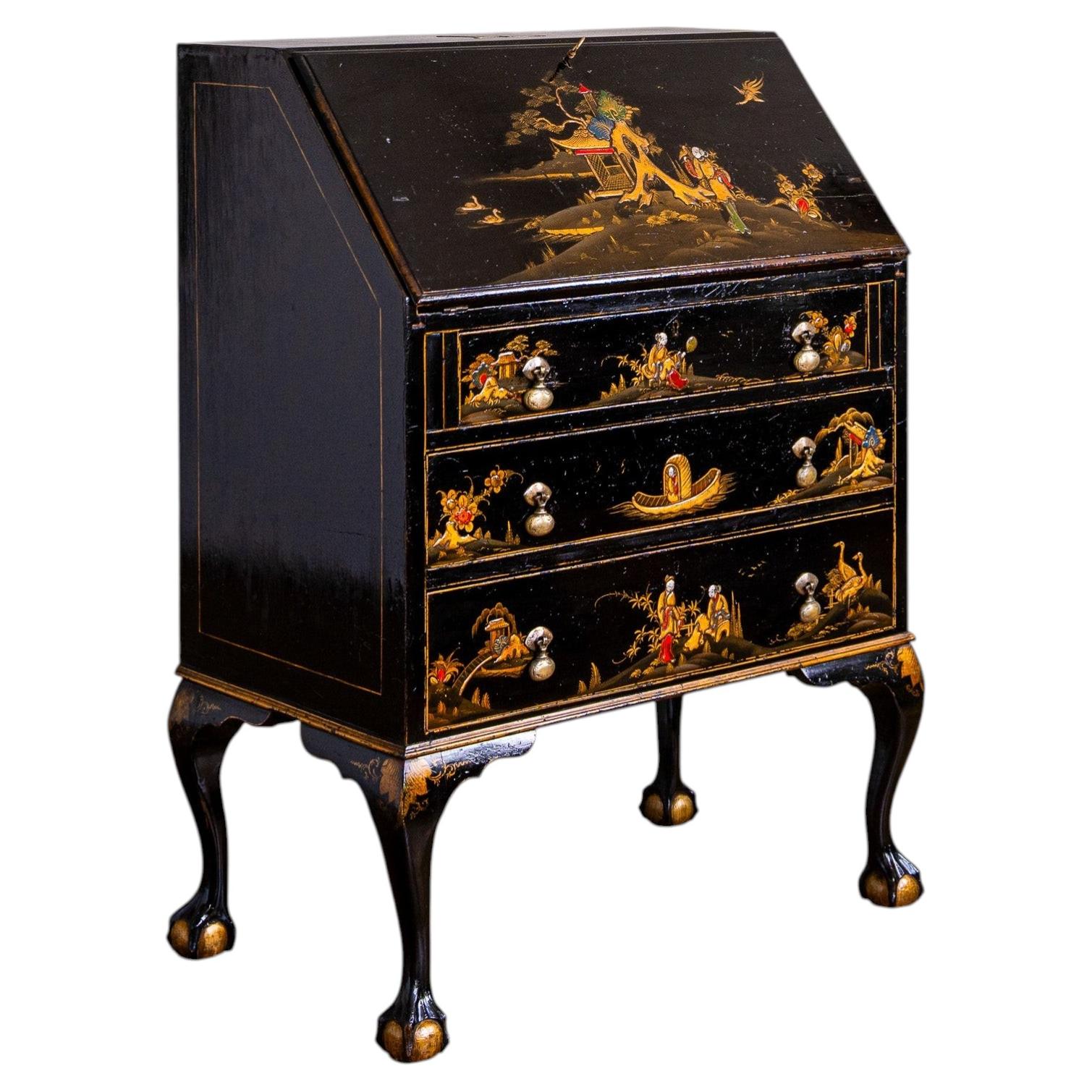 Bureau de style chinoiserie du début du XXe siècle, laqué noir et doré à la feuille