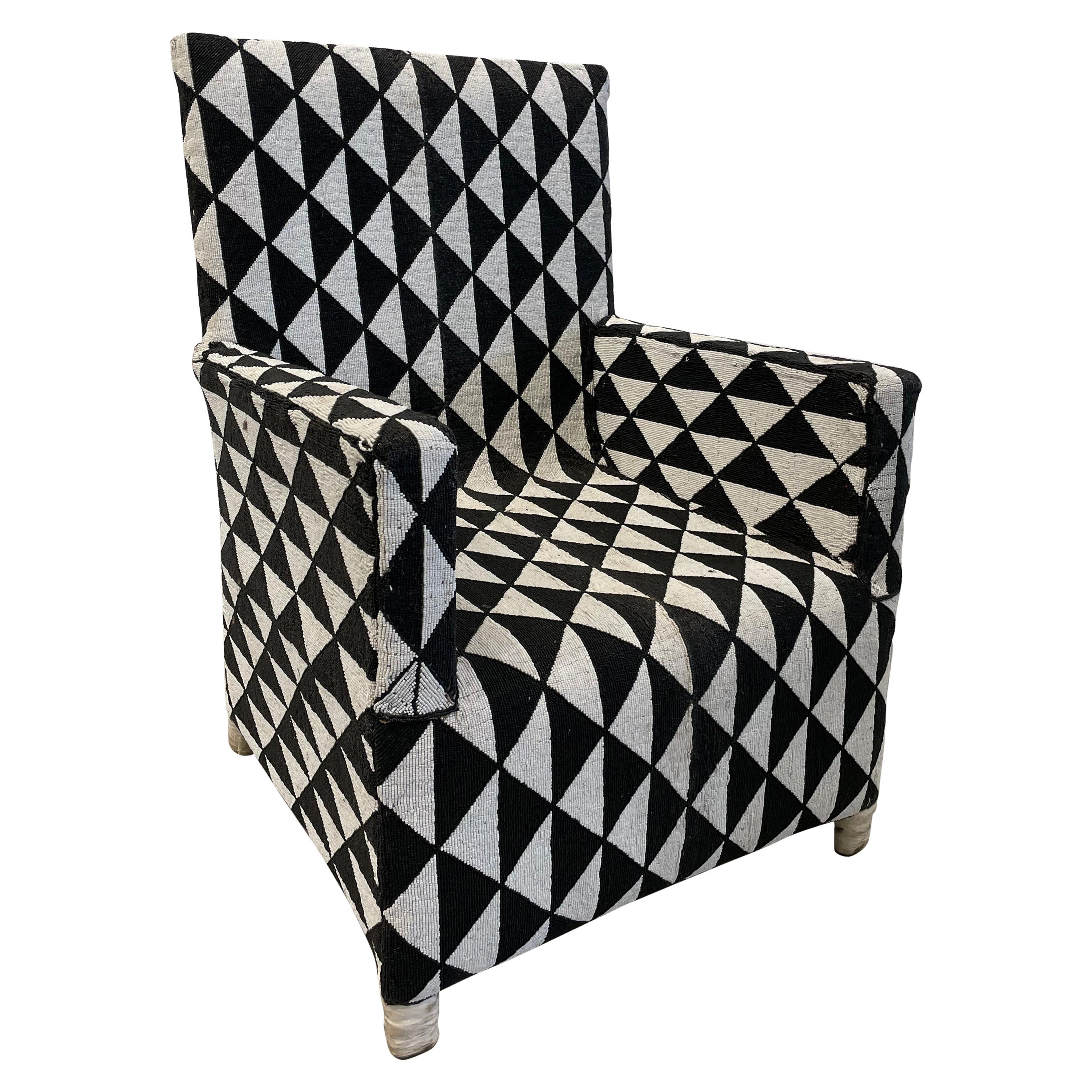 Silla africana de cuentas blancas y negras de principios del siglo XX en venta