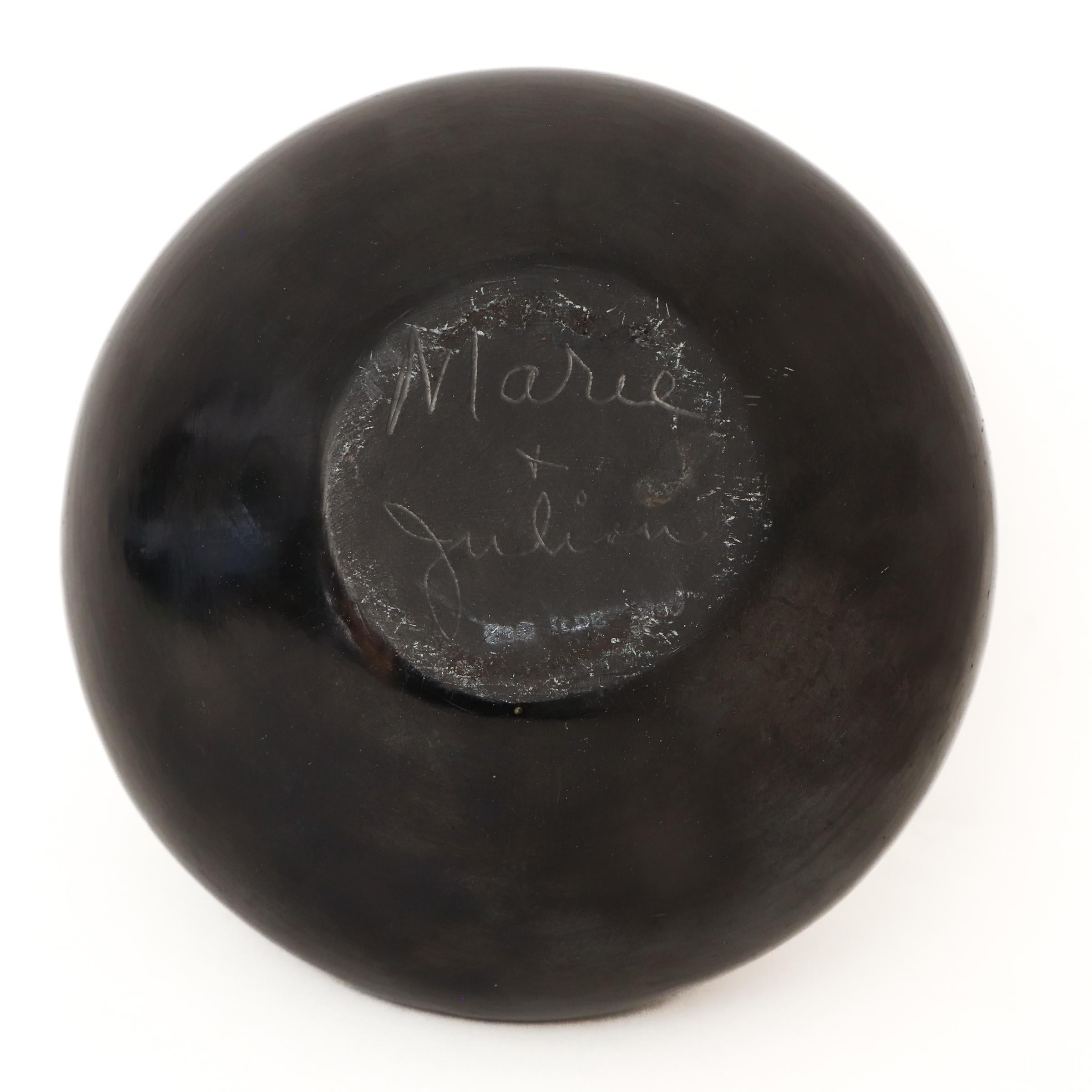 Esta exquisita jarra de cerámica negra es una obra emblemática de la famosa artista Maria Martinez (1887-1980), una de las alfareras nativas americanas más célebres del siglo XX. Conocido por ser pionero en la técnica de cerámica negro sobre negro,