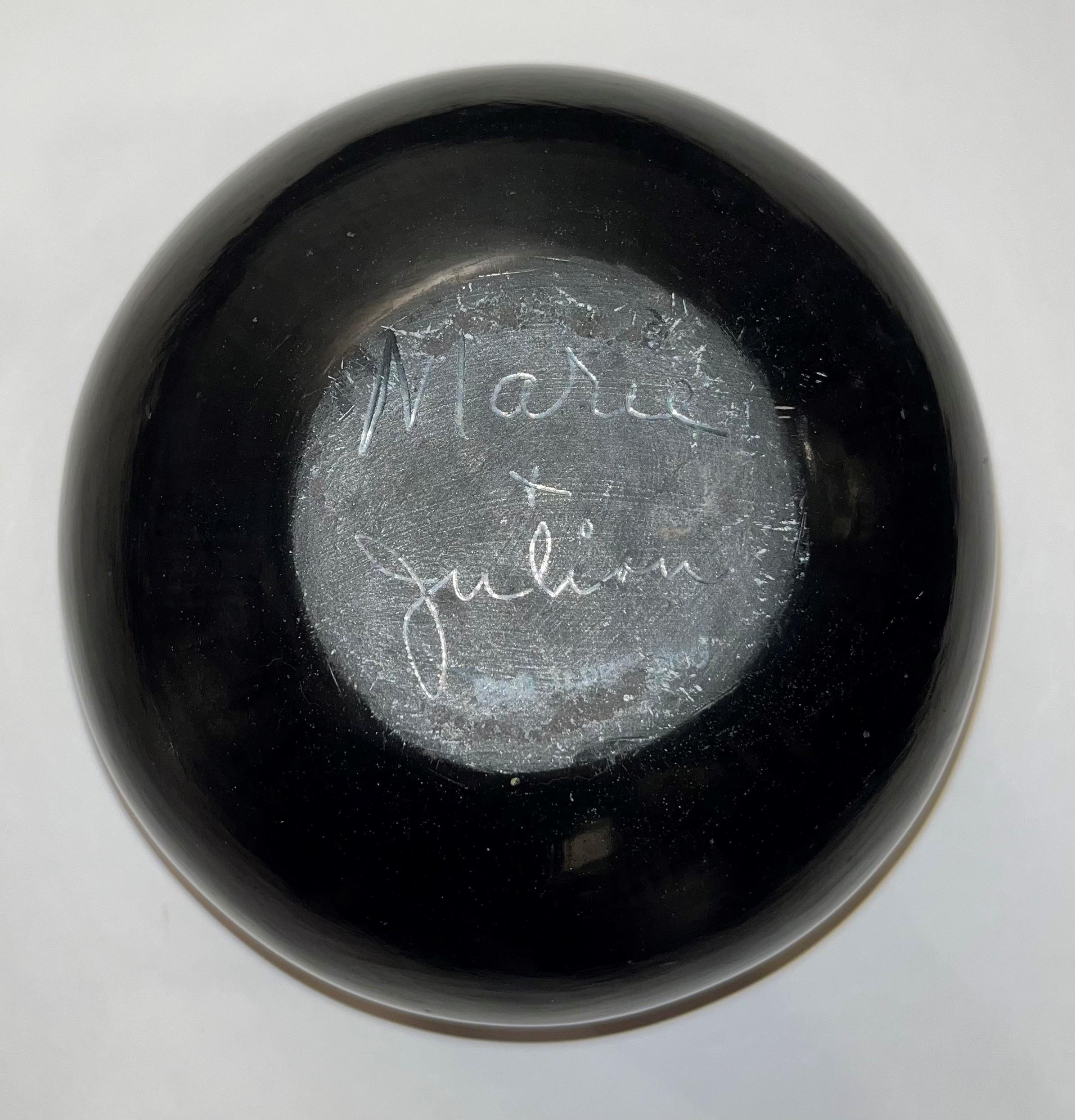 Jarra de cerámica negra Maria Martinez, San Ildefonso Pueblo, diseño de plumas Hecho a mano en venta