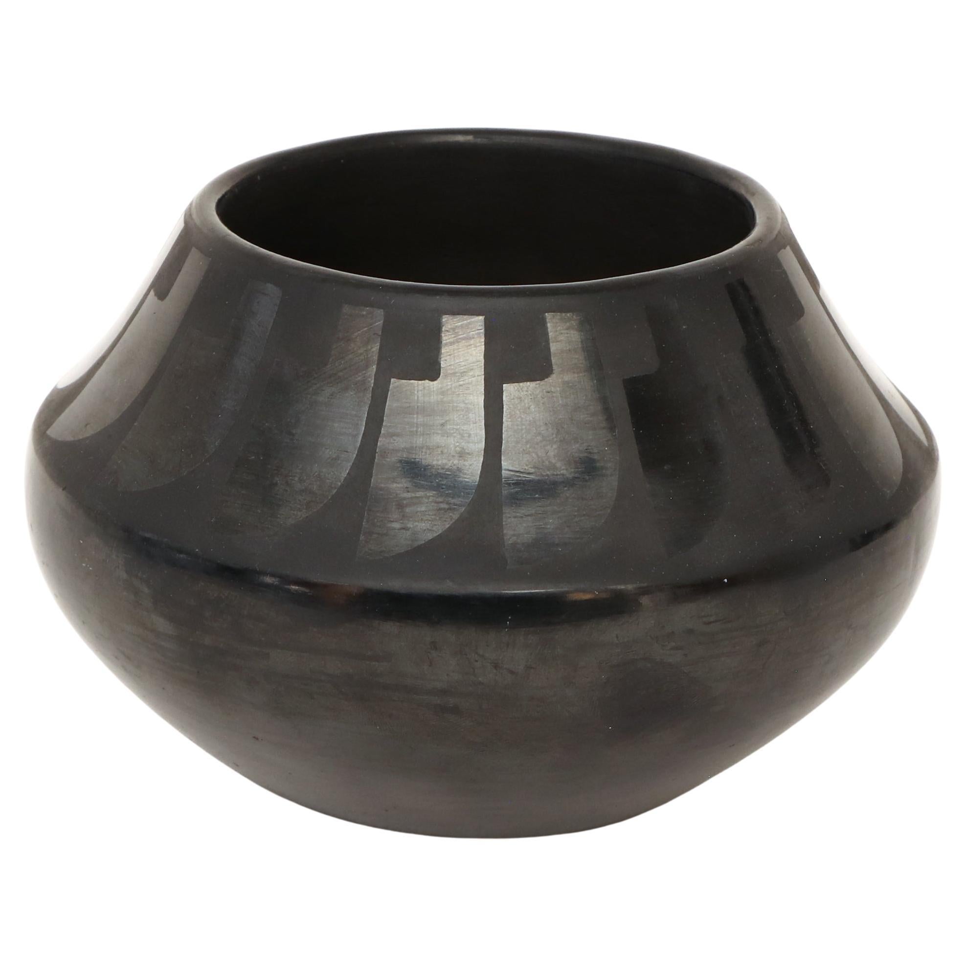 Pot en poterie noire Maria Martinez, San Ildefonso Pueblo, motif de plumes