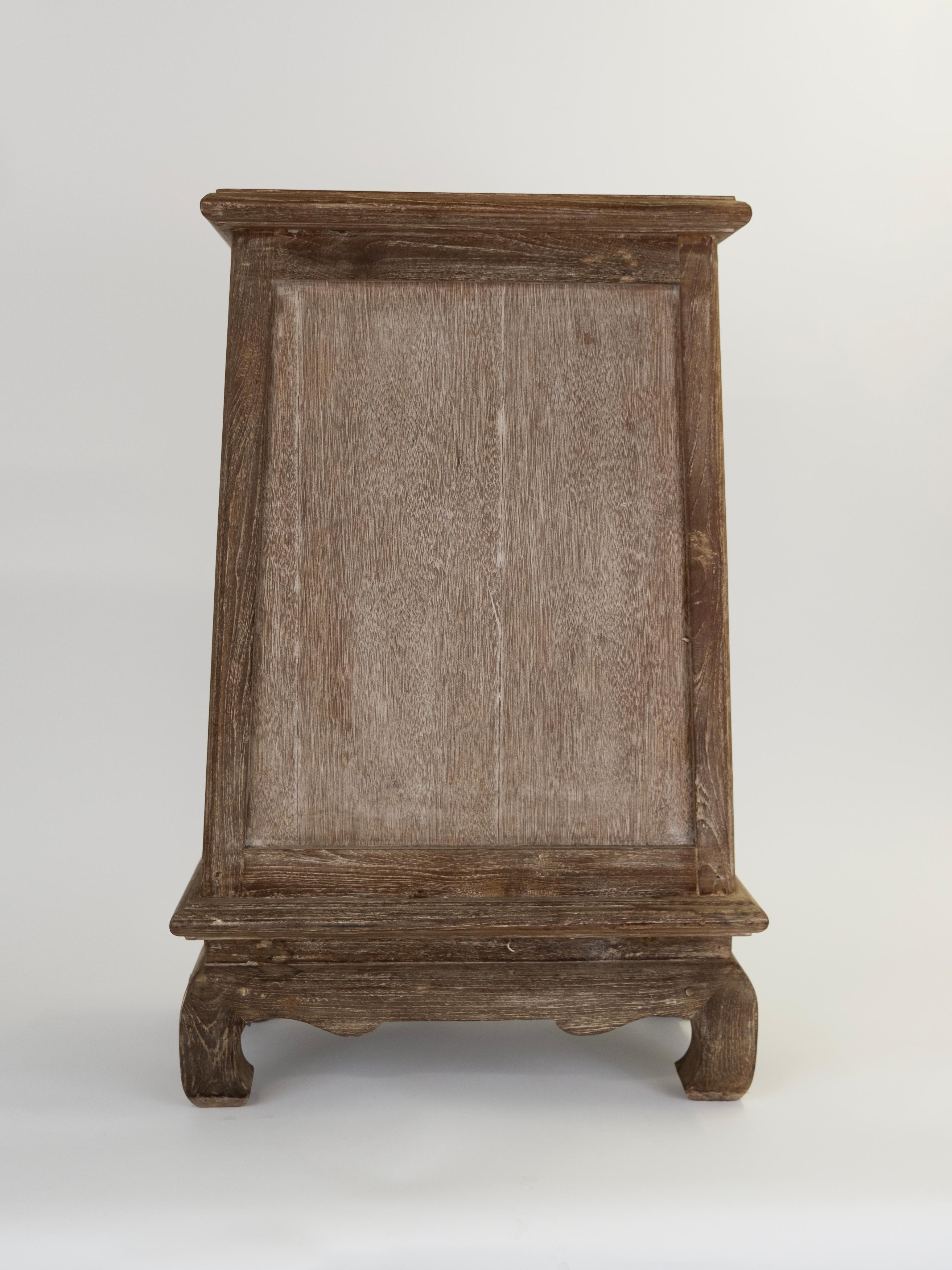 Early 20th Century Bleached Belgian Curiosity Cabinet In Good Condition For Sale In Chicago, IL