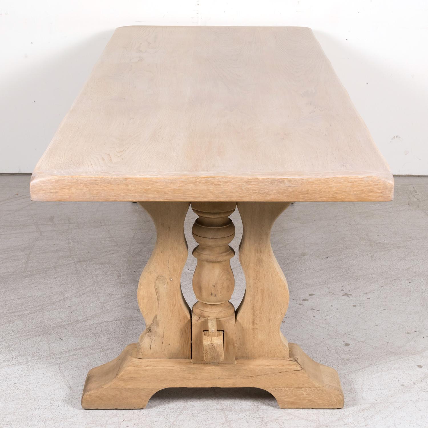 Antiker französischer Monastery-Tisch aus gebleichter Eiche aus der Normandie aus dem frühen 20. Jahrhundert im Angebot 6